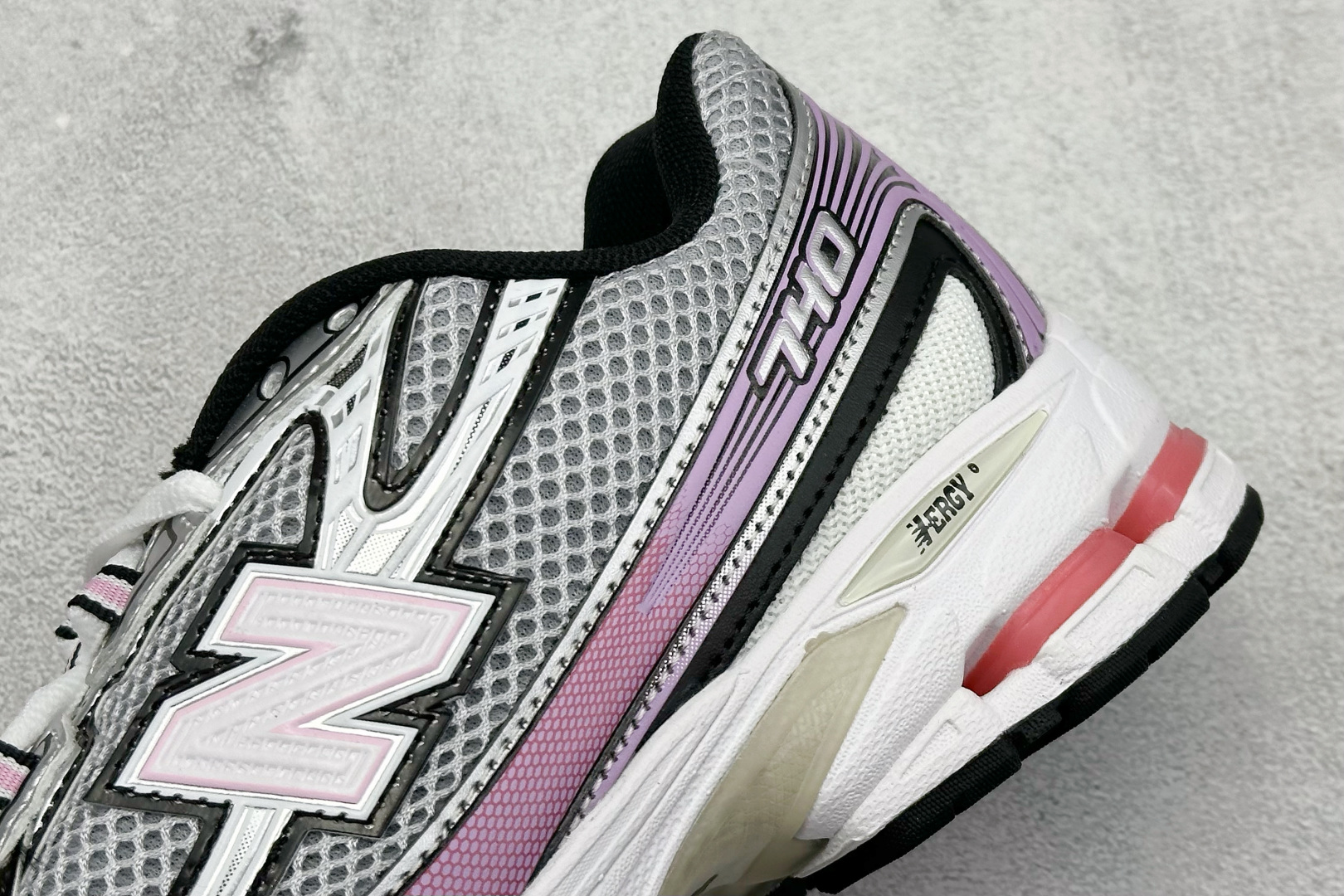  
K版 New Balance 740 复古跑鞋 
小红书爆款 官网售罄
这双鞋确实是NB家经典复古款