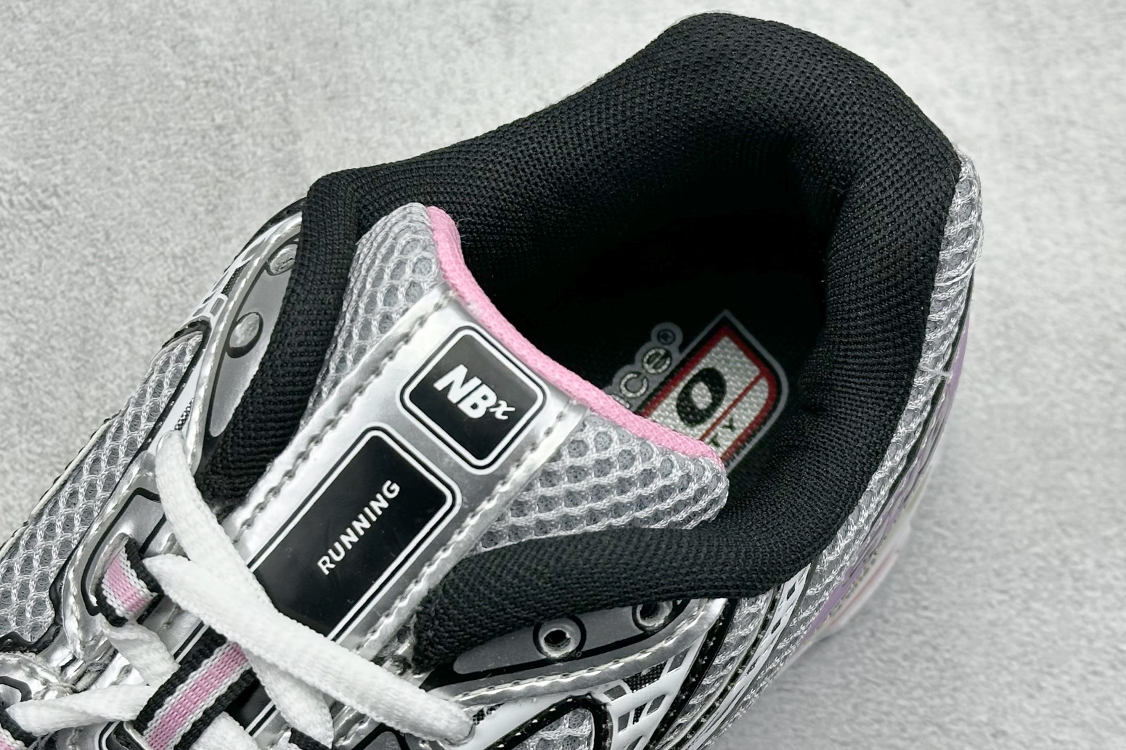  
K版 New Balance 740 复古跑鞋 
小红书爆款 官网售罄
这双鞋确实是NB家经典复古款