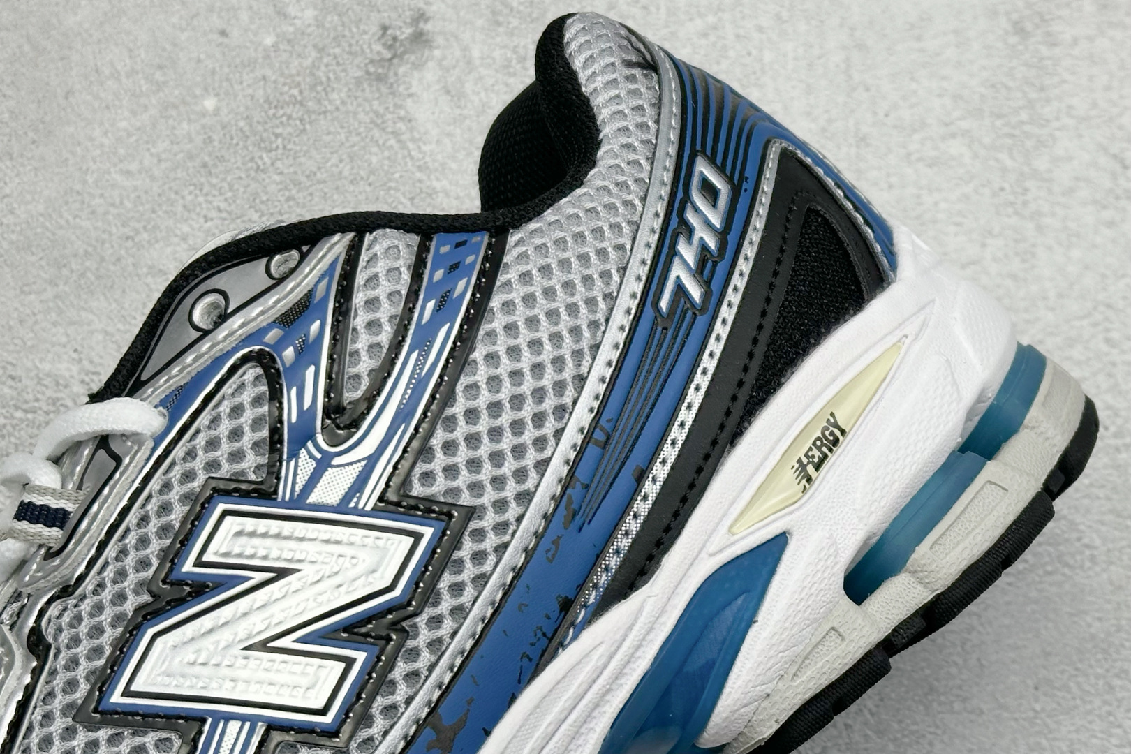  
K版 New Balance 740 复古跑鞋 
小红书爆款 官网售罄
这双鞋确实是NB家经典复古款
