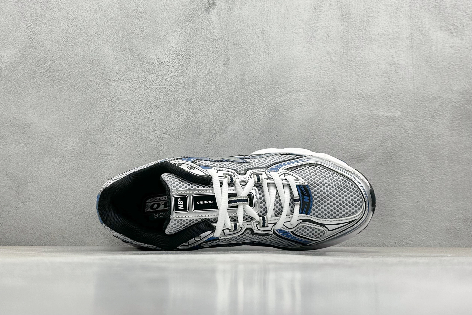 
K版 New Balance 740 复古跑鞋 
小红书爆款 官网售罄
这双鞋确实是NB家经典复古款