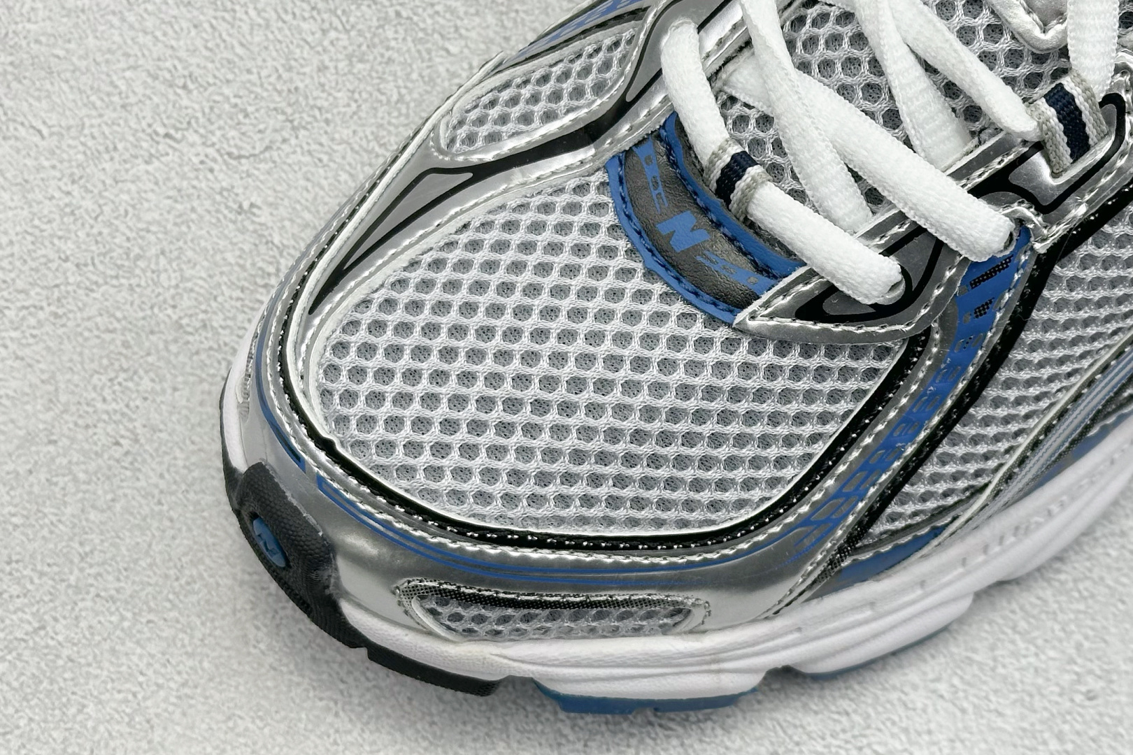  
K版 New Balance 740 复古跑鞋 
小红书爆款 官网售罄
这双鞋确实是NB家经典复古款