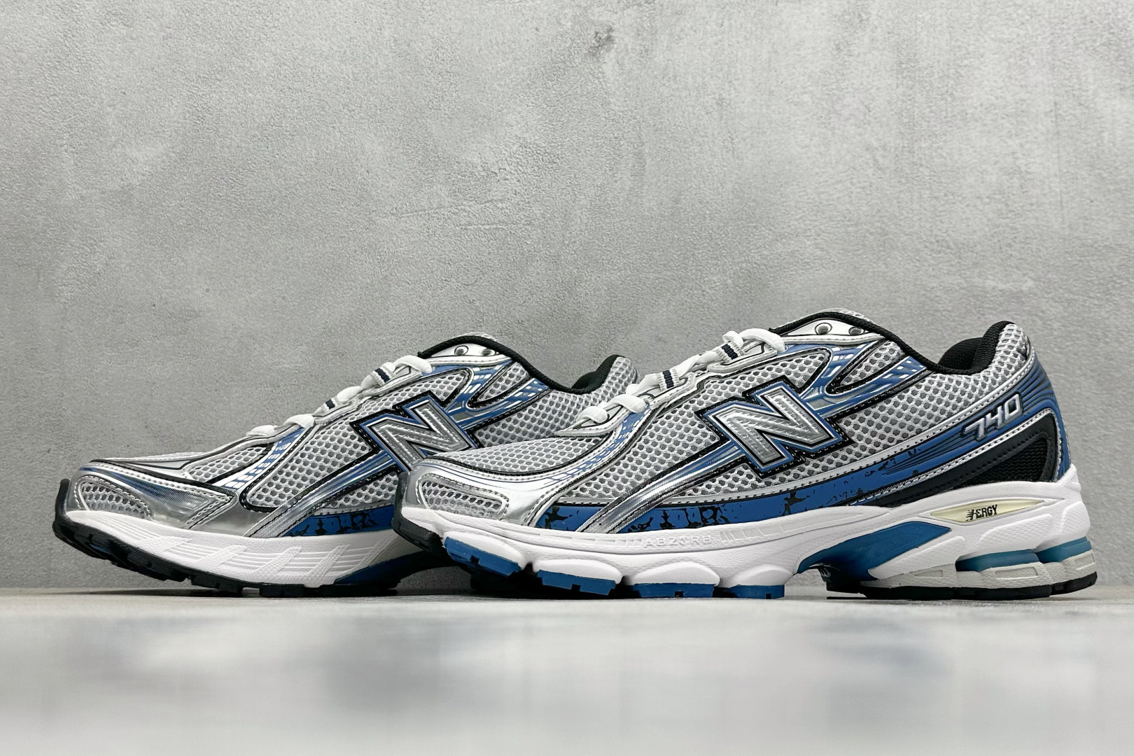  
K版 New Balance 740 复古跑鞋 
小红书爆款 官网售罄
这双鞋确实是NB家经典复古款