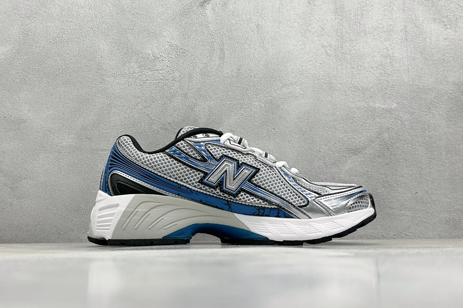  
K版 New Balance 740 复古跑鞋 
小红书爆款 官网售罄
这双鞋确实是NB家经典复古款