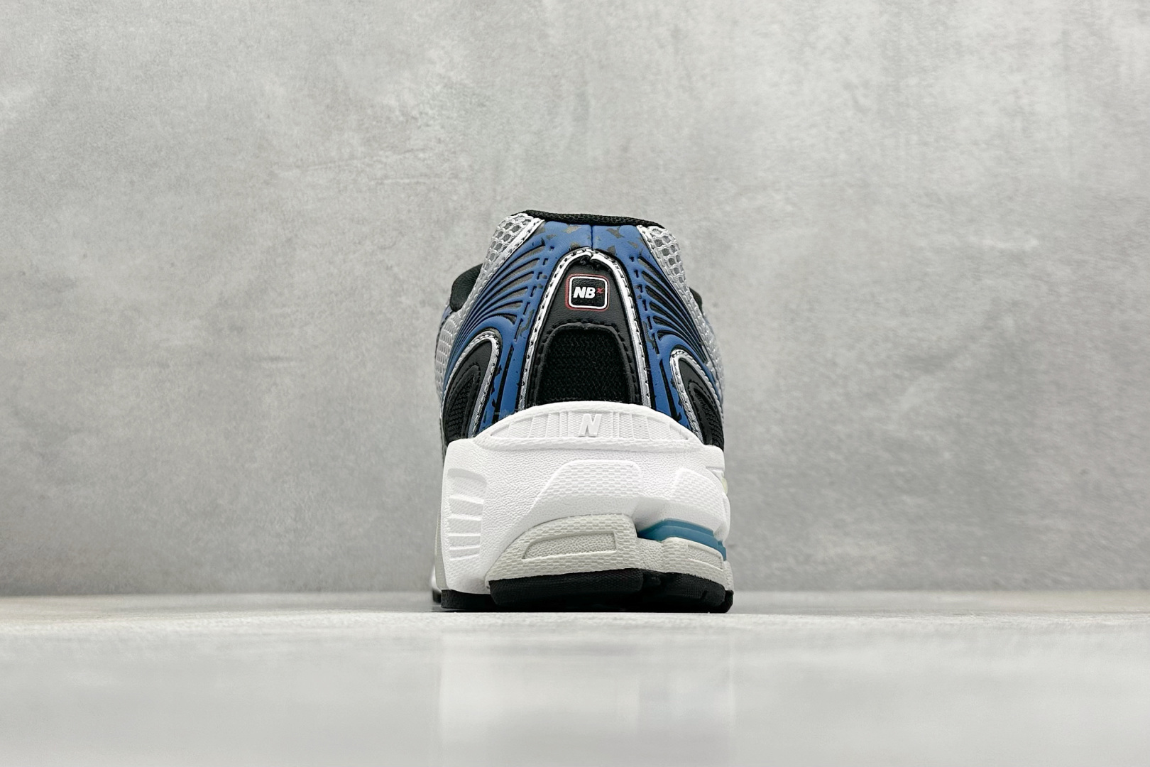  
K版 New Balance 740 复古跑鞋 
小红书爆款 官网售罄
这双鞋确实是NB家经典复古款