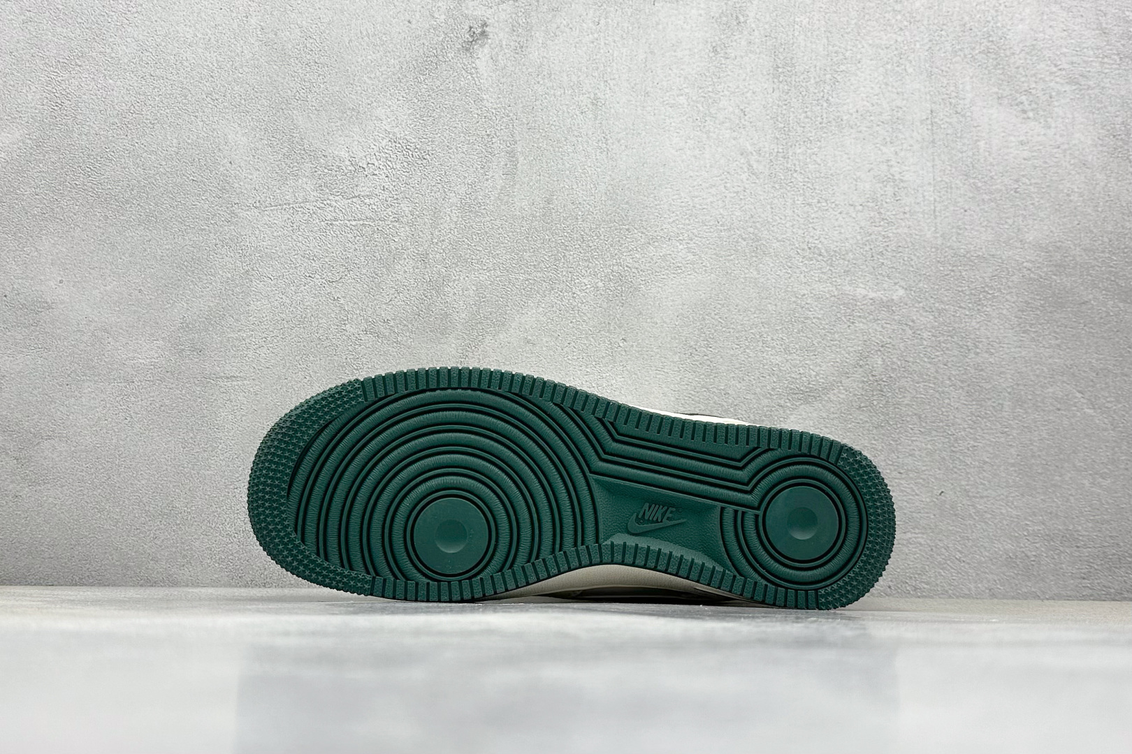  
Nike Air Force 1 Low 07 x GUCCI 白绿小钩
原楦头原纸板 打造纯正低帮