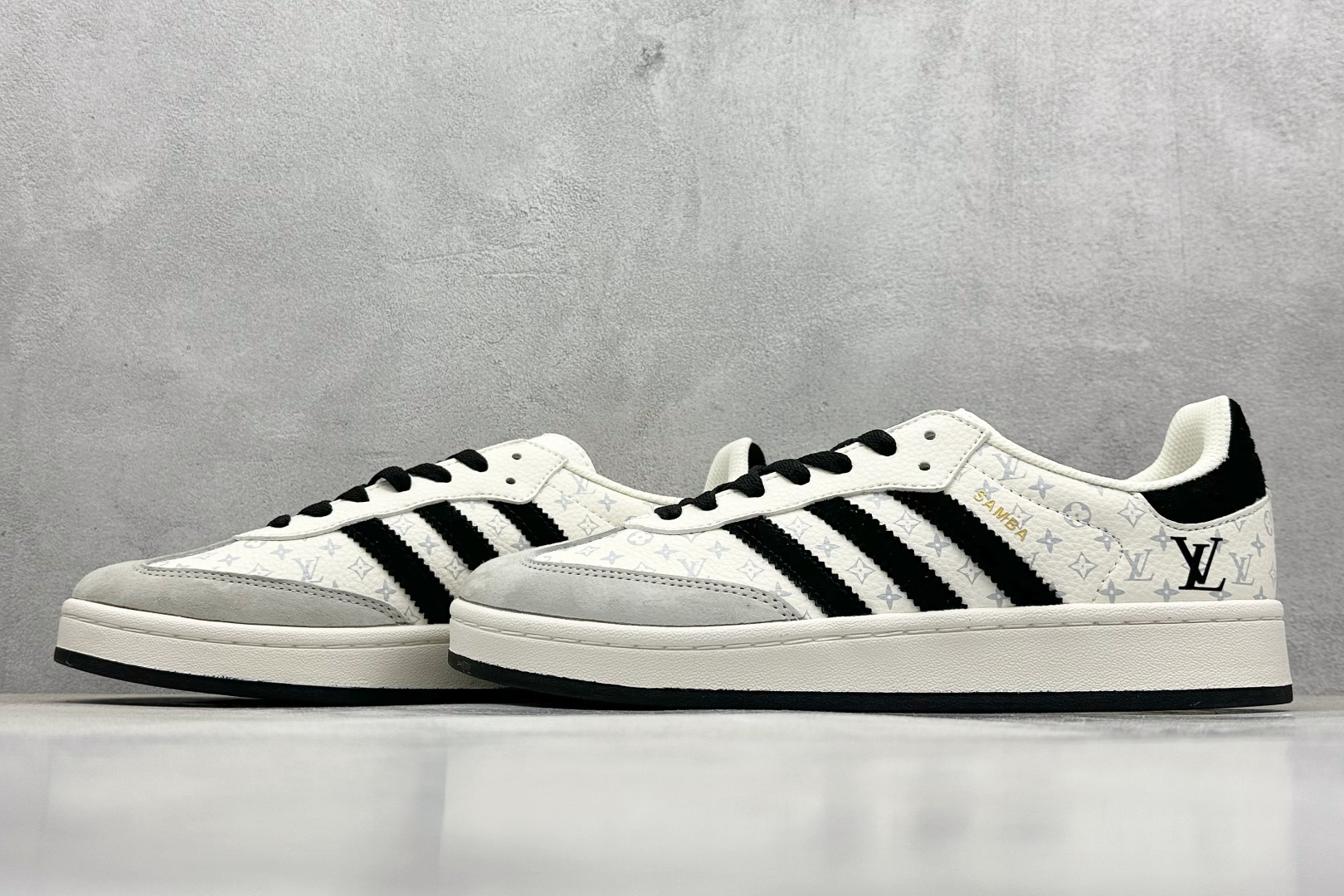  
AD Originals Gazelle INdoor x Louis Vuitton 白黑
三叶草