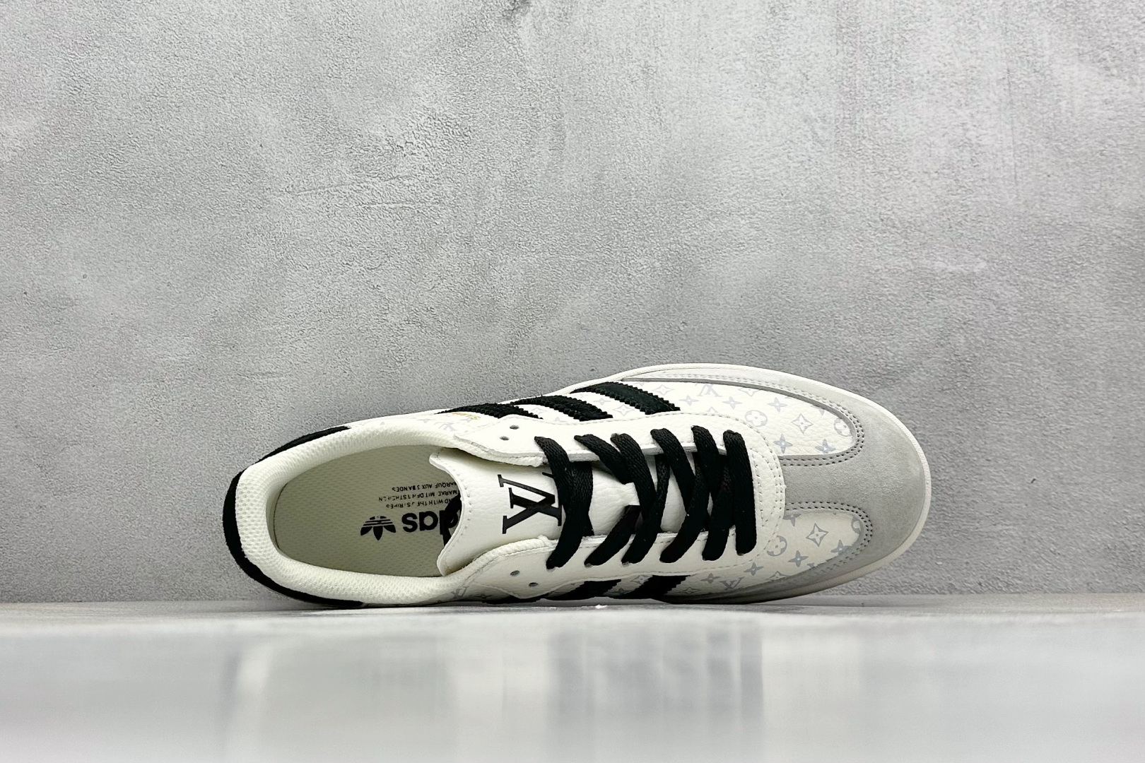  
AD Originals Gazelle INdoor x Louis Vuitton 白黑
三叶草