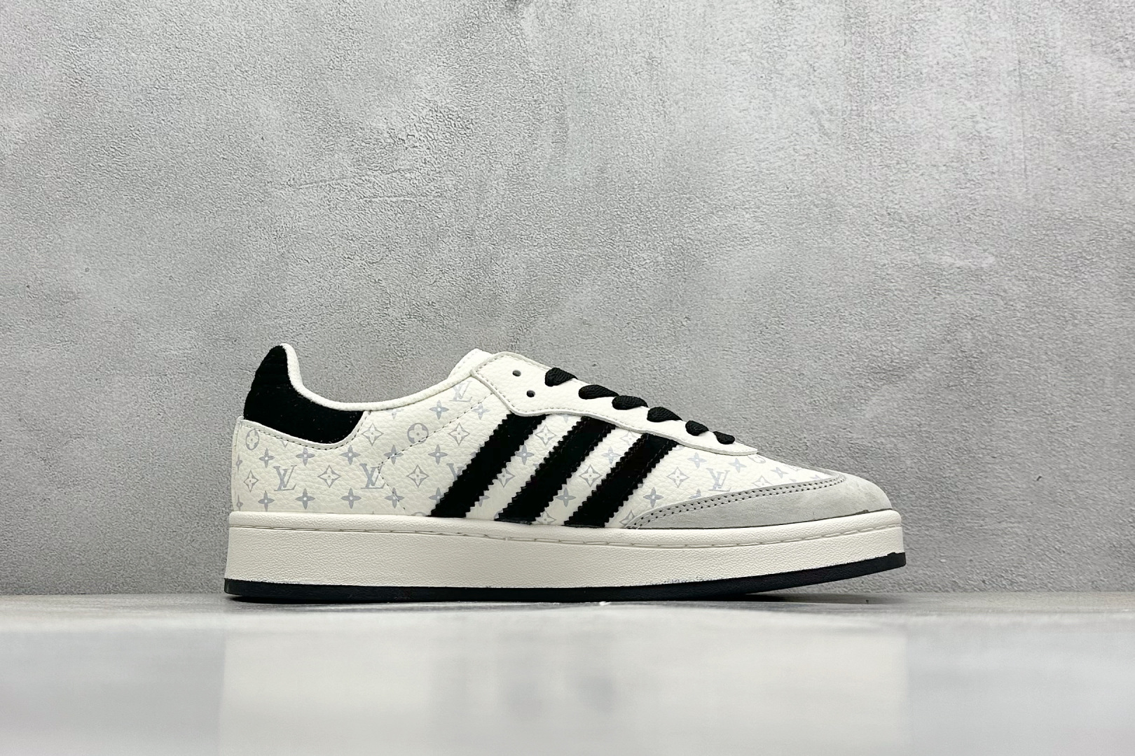  
AD Originals Gazelle INdoor x Louis Vuitton 白黑
三叶草