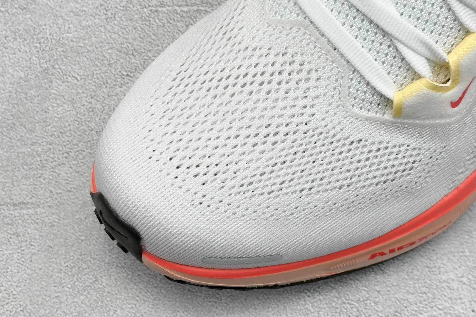  
RS版 NK Air Zoom Pegasus 41
鞋面采用外层由韧性纱线+内层网眼布的设计，在确