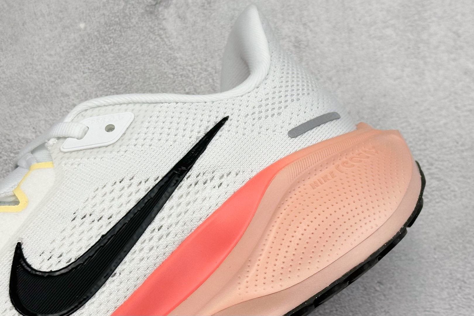  
RS版 NK Air Zoom Pegasus 41
鞋面采用外层由韧性纱线+内层网眼布的设计，在确