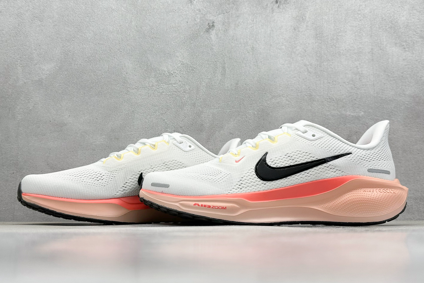  
RS版 NK Air Zoom Pegasus 41
鞋面采用外层由韧性纱线+内层网眼布的设计，在确