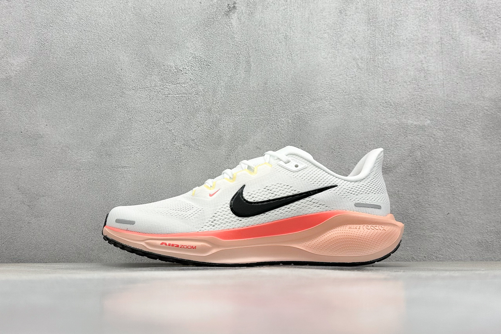  
RS版 NK Air Zoom Pegasus 41
鞋面采用外层由韧性纱线+内层网眼布的设计，在确