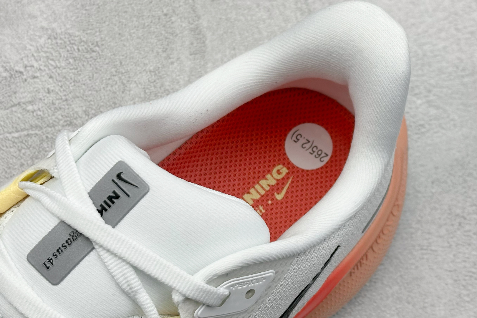  
RS版 NK Air Zoom Pegasus 41
鞋面采用外层由韧性纱线+内层网眼布的设计，在确