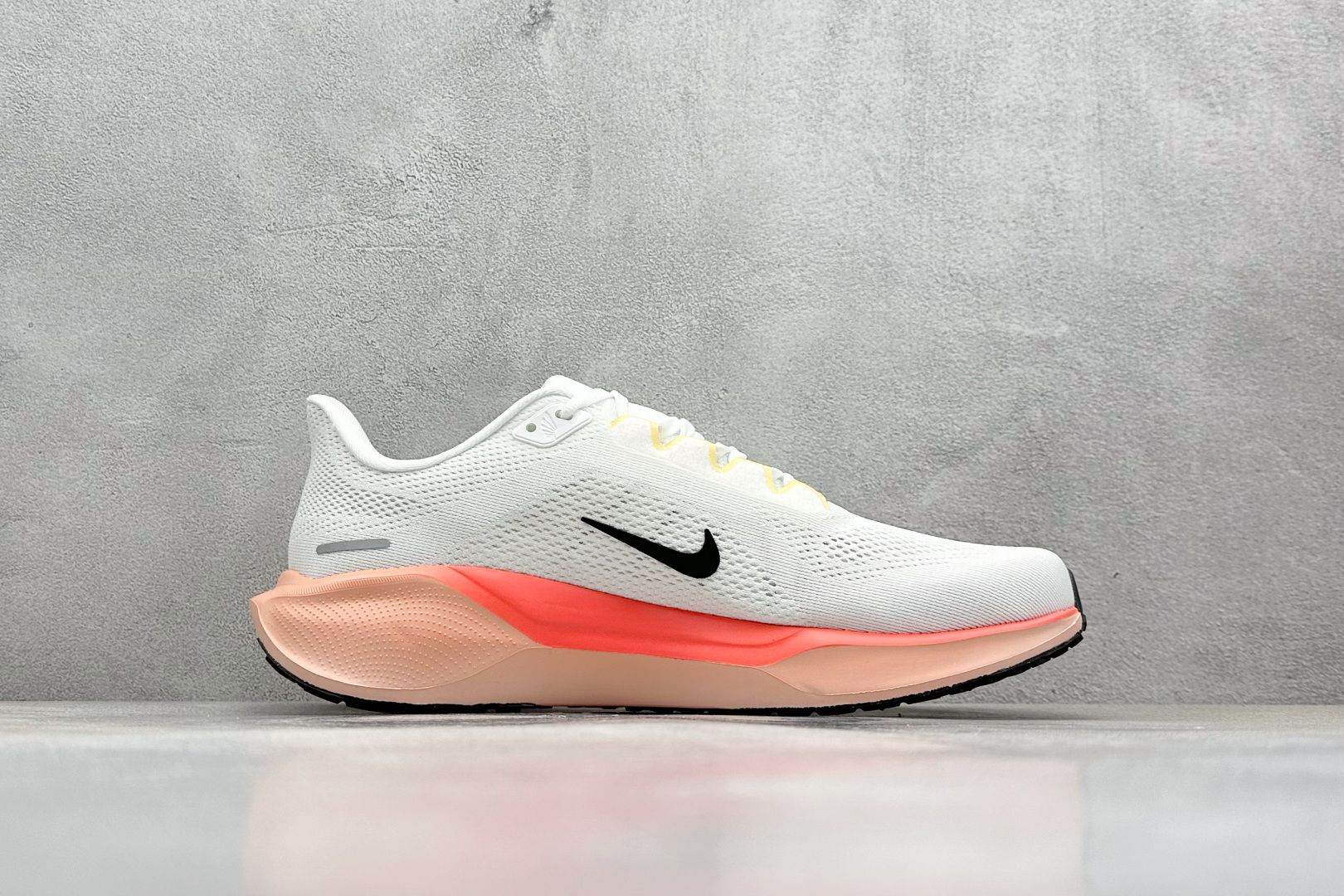  
RS版 NK Air Zoom Pegasus 41
鞋面采用外层由韧性纱线+内层网眼布的设计，在确