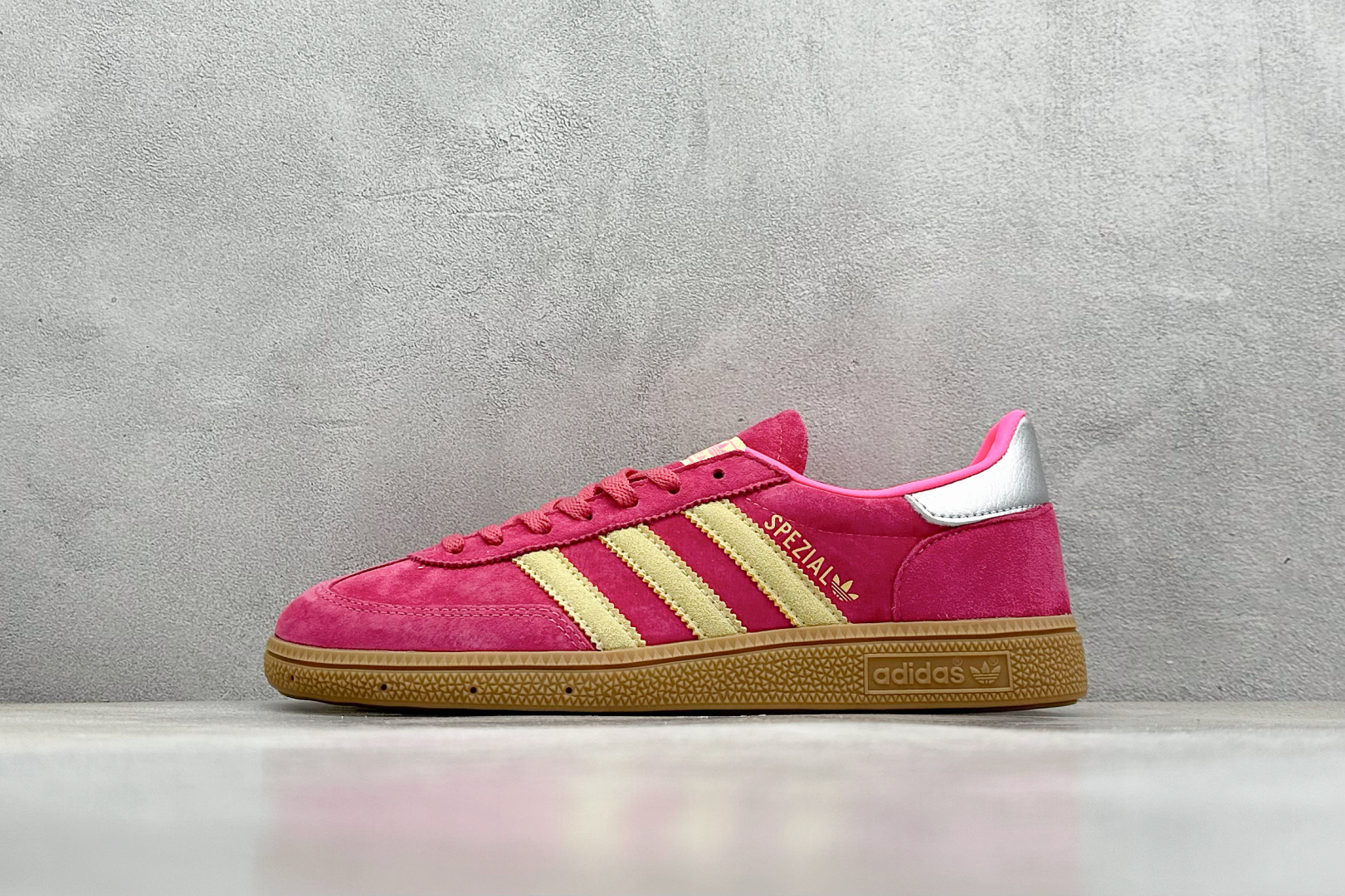  
AD Handball Spezial 复古休闲板鞋 
#全鞋采用反毛皮制作 牛筋耐磨大底 
承载青