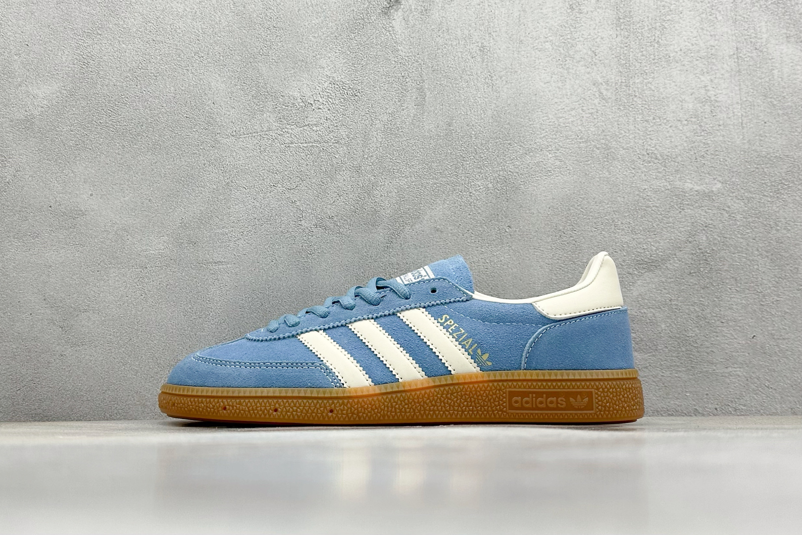  
AD Handball Spezial 复古休闲板鞋 
#全鞋采用反毛皮制作 牛筋耐磨大底 
承载青