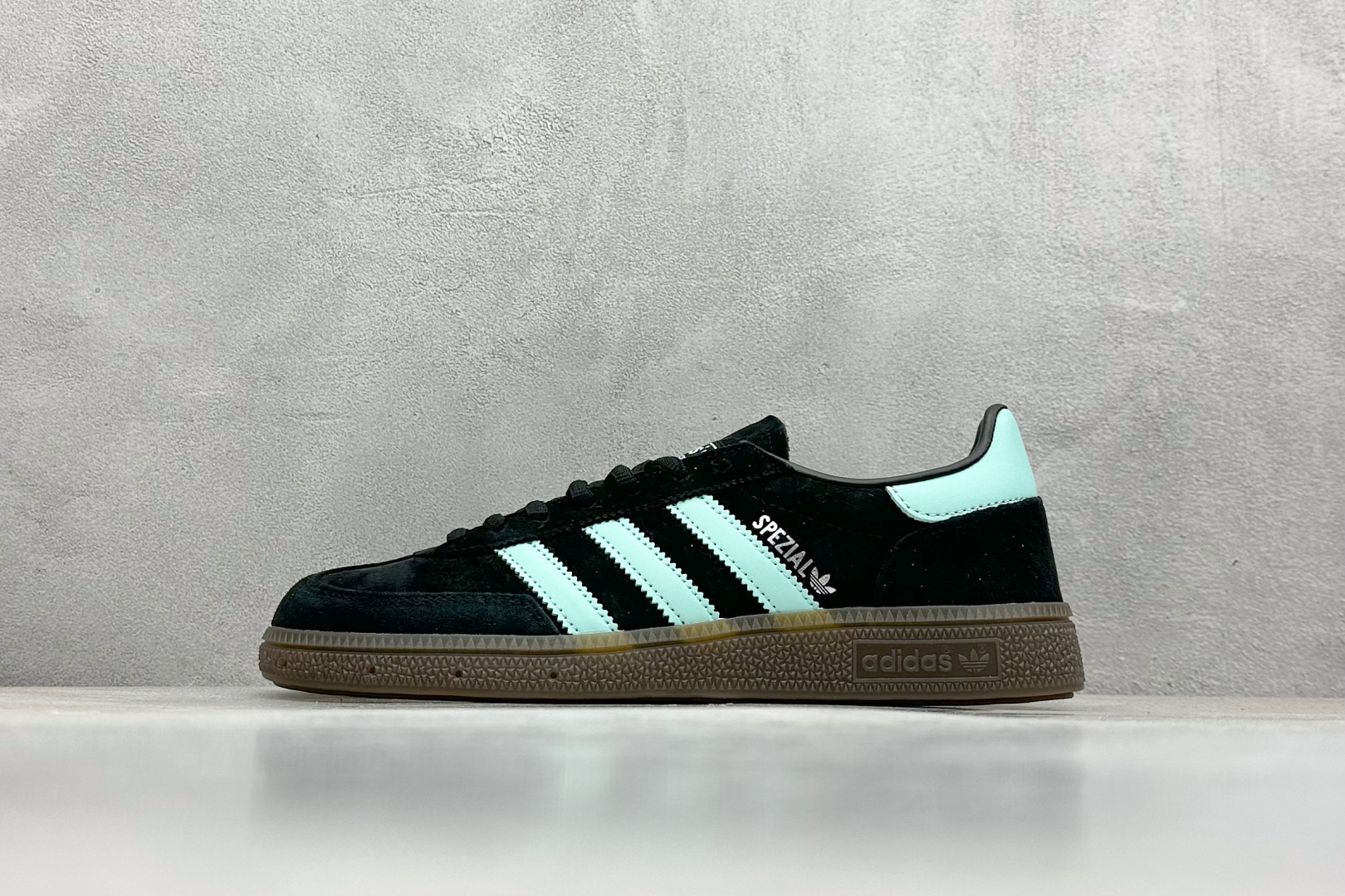  
AD Handball Spezial 复古休闲板鞋 
#全鞋采用反毛皮制作 牛筋耐磨大底 
承载青