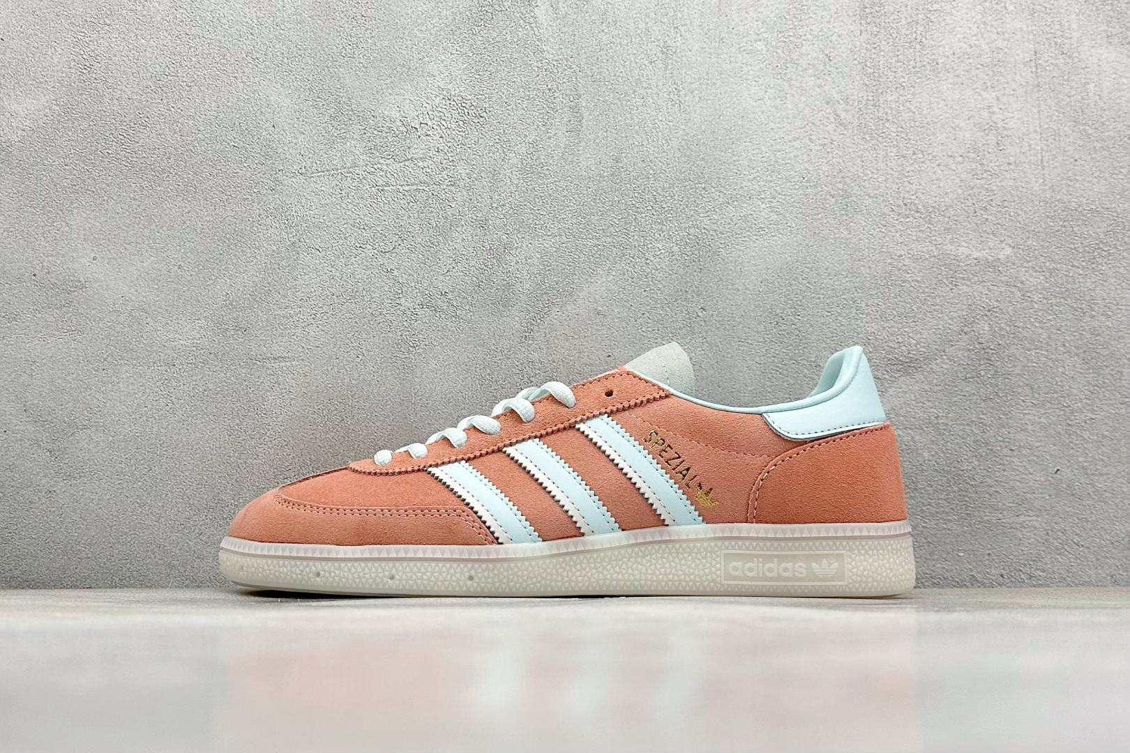  
AD Handball Spezial 复古休闲板鞋 
#全鞋采用反毛皮制作 牛筋耐磨大底 
承载青