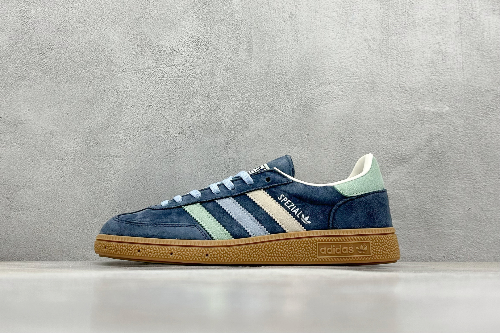  
AD Handball Spezial 复古休闲板鞋 
#全鞋采用反毛皮制作 牛筋耐磨大底 
承载青