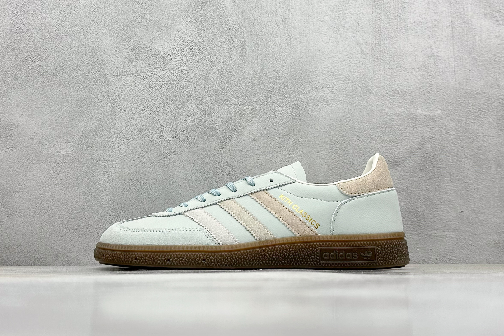  
AD Handball Spezial 复古休闲板鞋 
#全鞋采用反毛皮制作 牛筋耐磨大底 
承载青