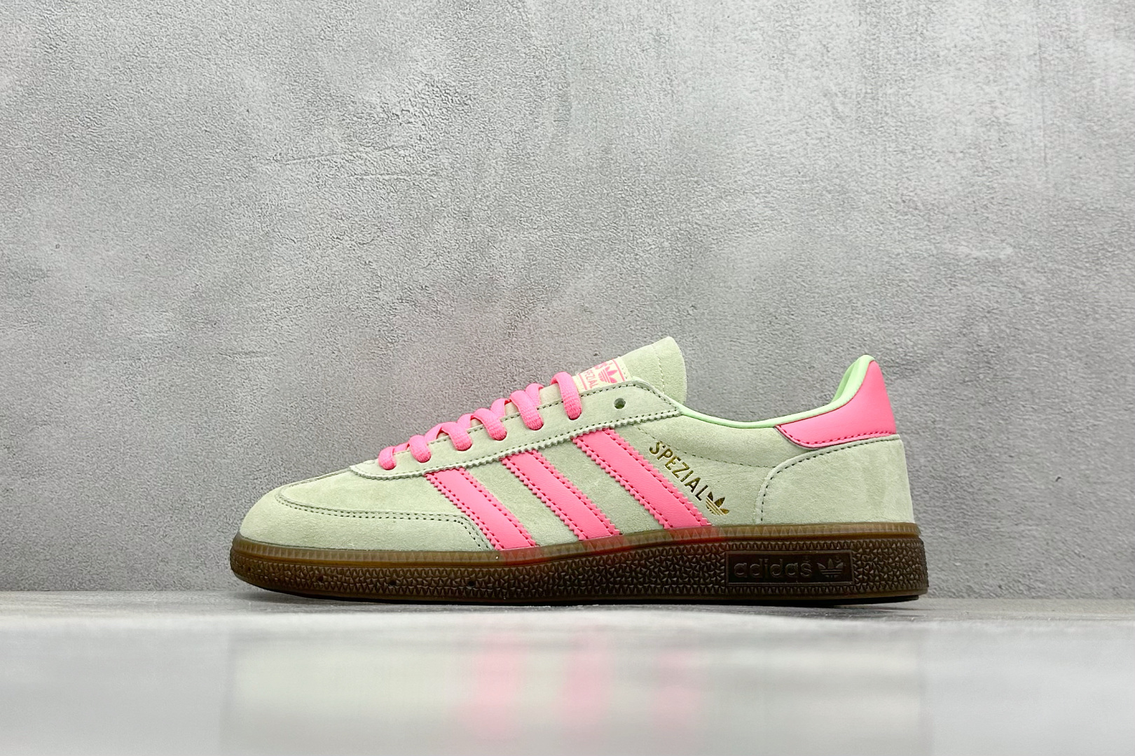  
AD Handball Spezial 复古休闲板鞋 
#全鞋采用反毛皮制作 牛筋耐磨大底 
承载青