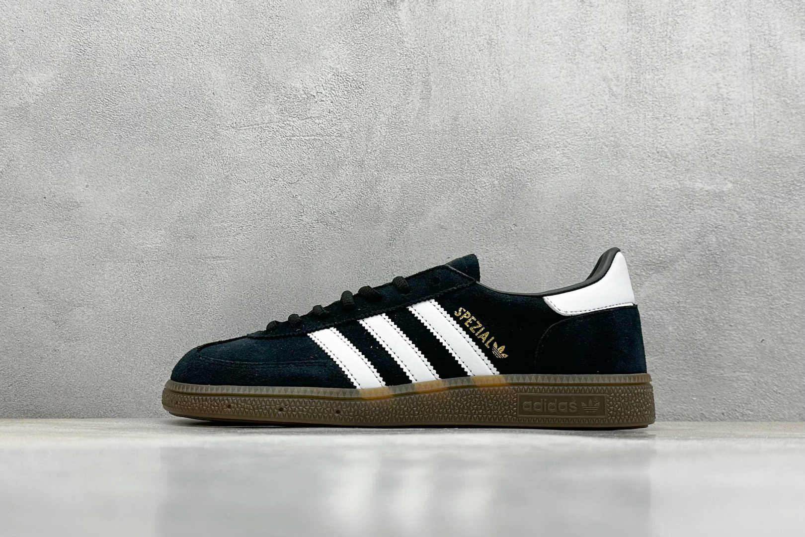  
AD Handball Spezial 复古休闲板鞋 
#全鞋采用反毛皮制作 牛筋耐磨大底 
承载青