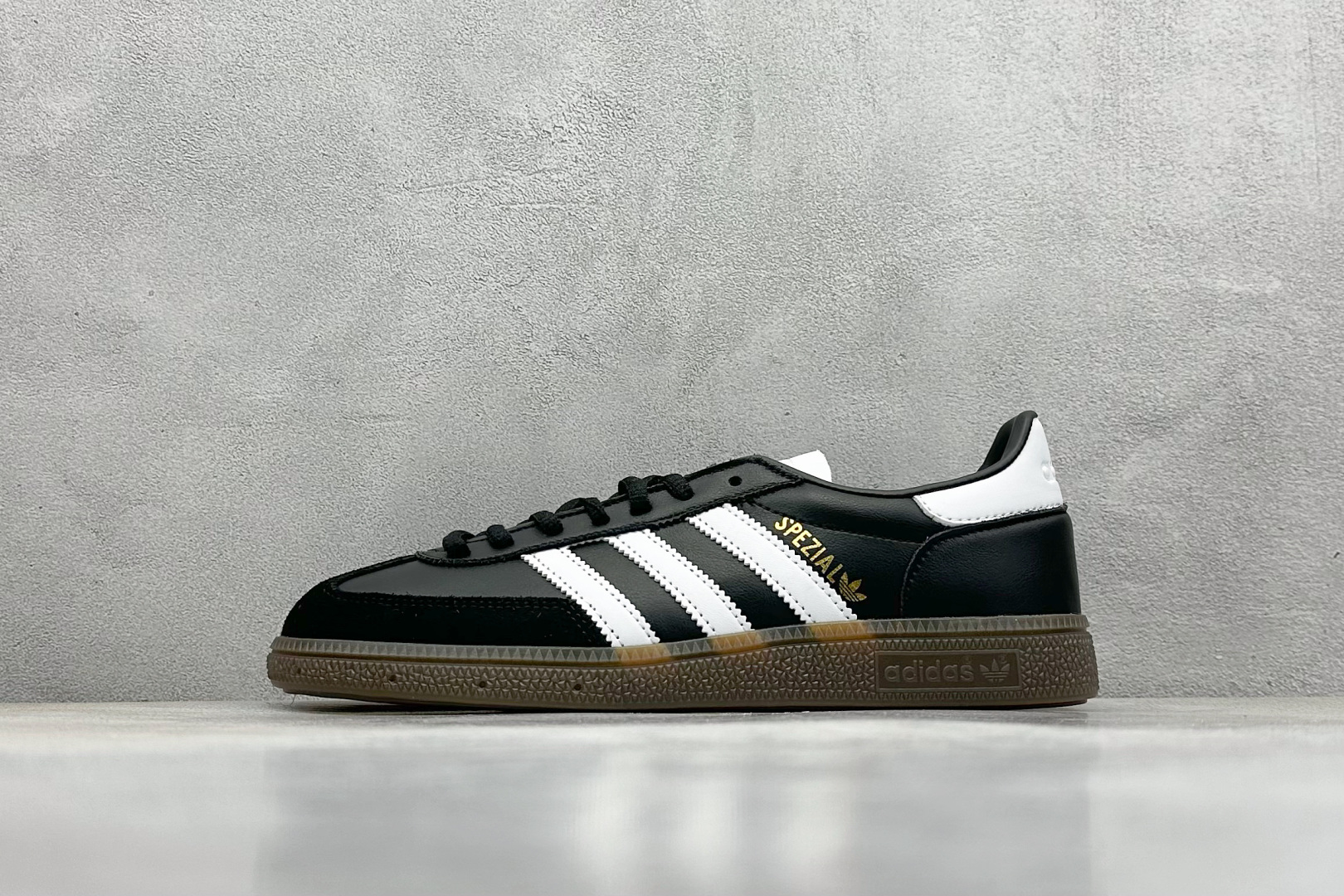  
AD Handball Spezial 复古休闲板鞋 
#全鞋采用反毛皮制作 牛筋耐磨大底 
承载青