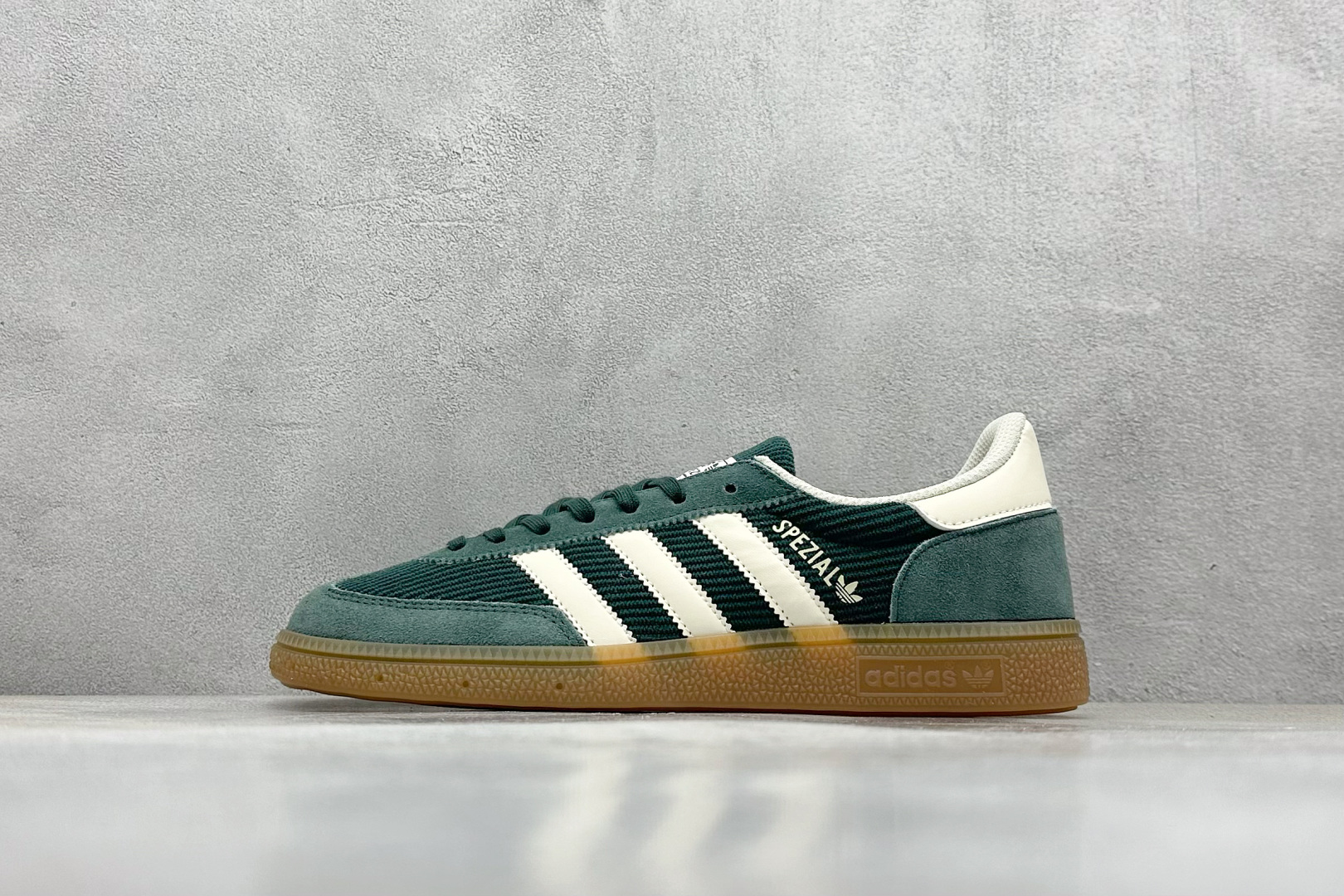  
AD Handball Spezial 复古休闲板鞋 
#全鞋采用反毛皮制作 牛筋耐磨大底 
承载青