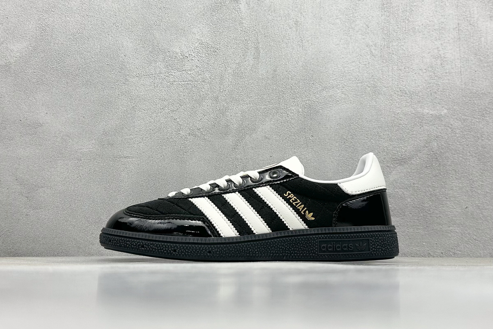  
AD Handball Spezial 复古休闲板鞋 
#全鞋采用反毛皮制作 牛筋耐磨大底 
承载青