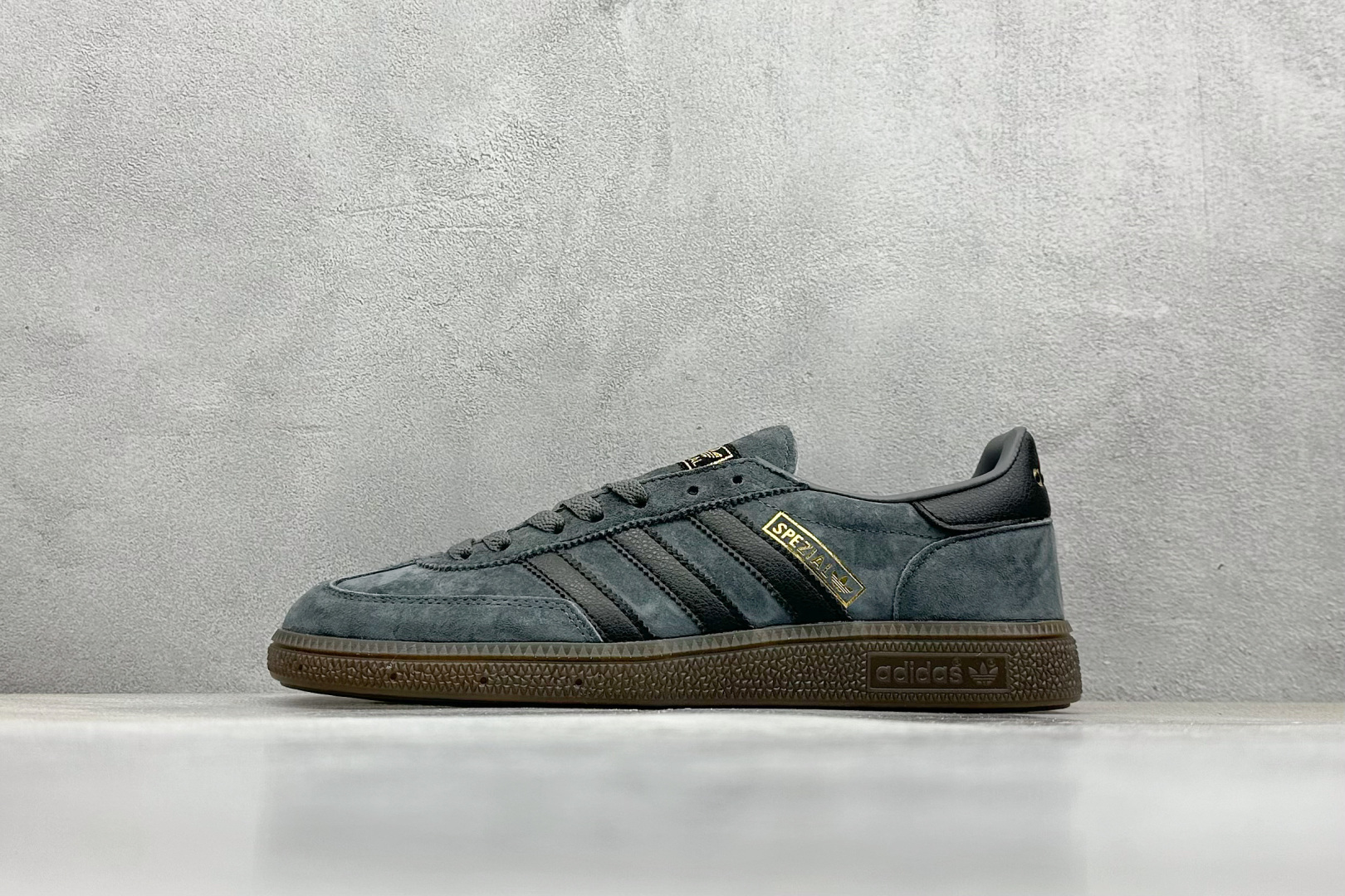  
AD Handball Spezial 复古休闲板鞋 
#全鞋采用反毛皮制作 牛筋耐磨大底 
承载青