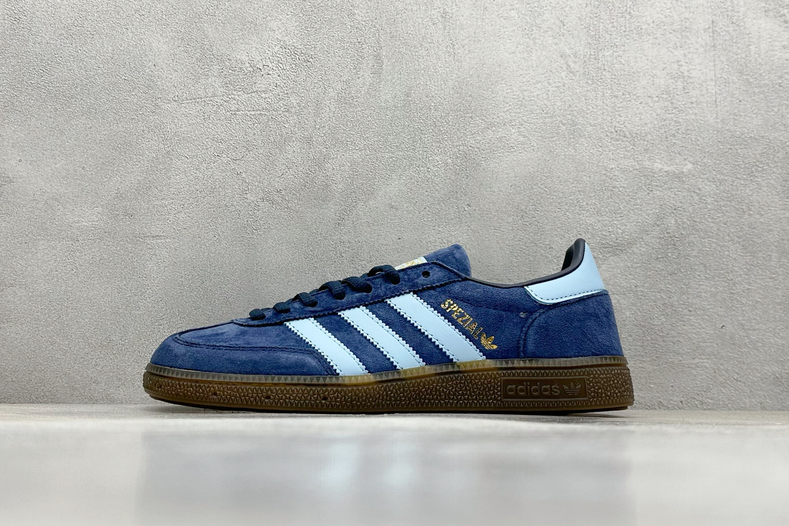  
AD Handball Spezial 复古休闲板鞋 
#全鞋采用反毛皮制作 牛筋耐磨大底 
承载青