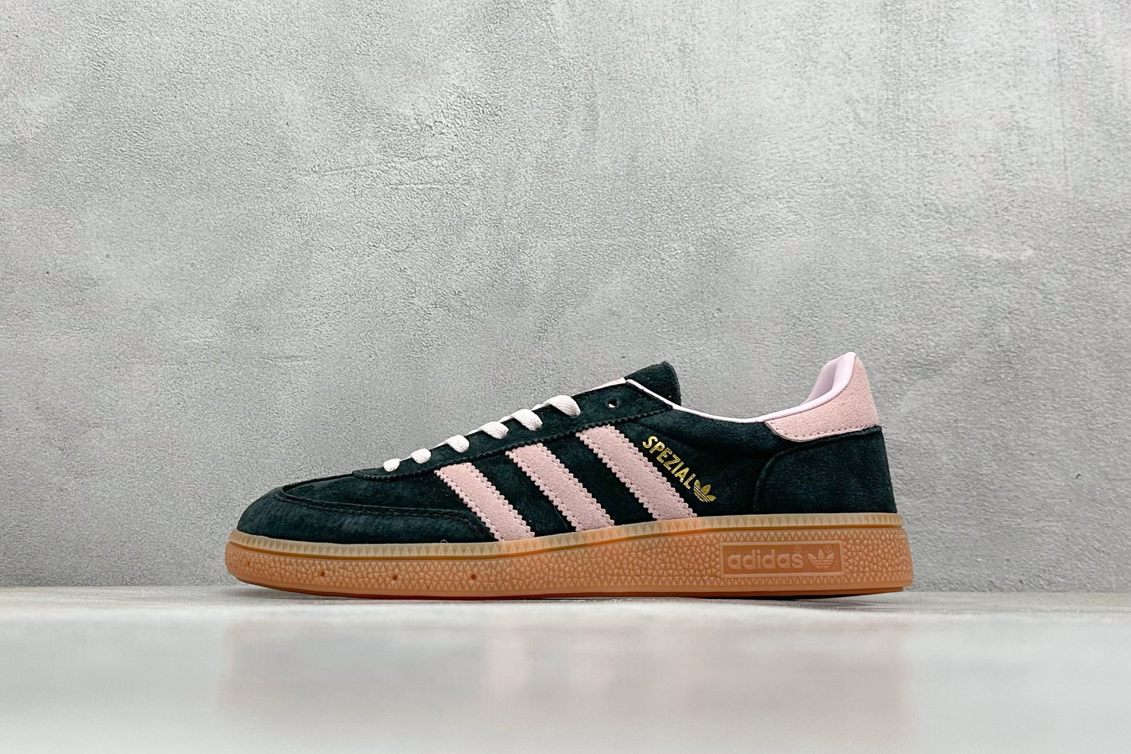  
AD Handball Spezial 复古休闲板鞋 
#全鞋采用反毛皮制作 牛筋耐磨大底 
承载青