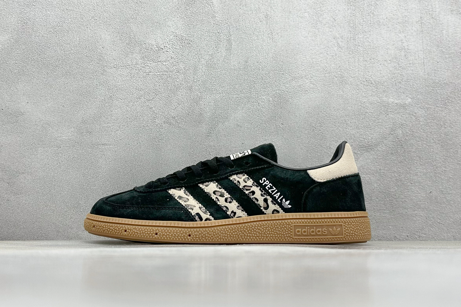  
AD Handball Spezial 复古休闲板鞋 
#全鞋采用反毛皮制作 牛筋耐磨大底 
承载青
