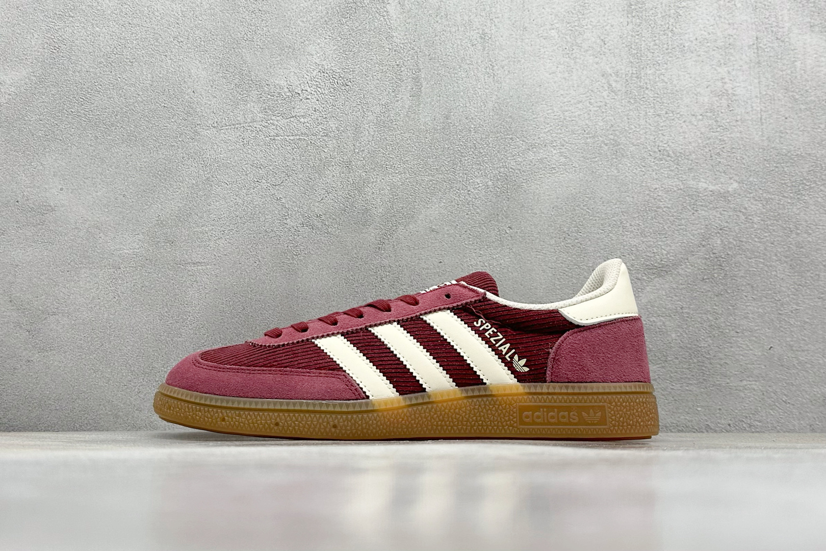  
AD Handball Spezial 复古休闲板鞋 
#全鞋采用反毛皮制作 牛筋耐磨大底 
承载青
