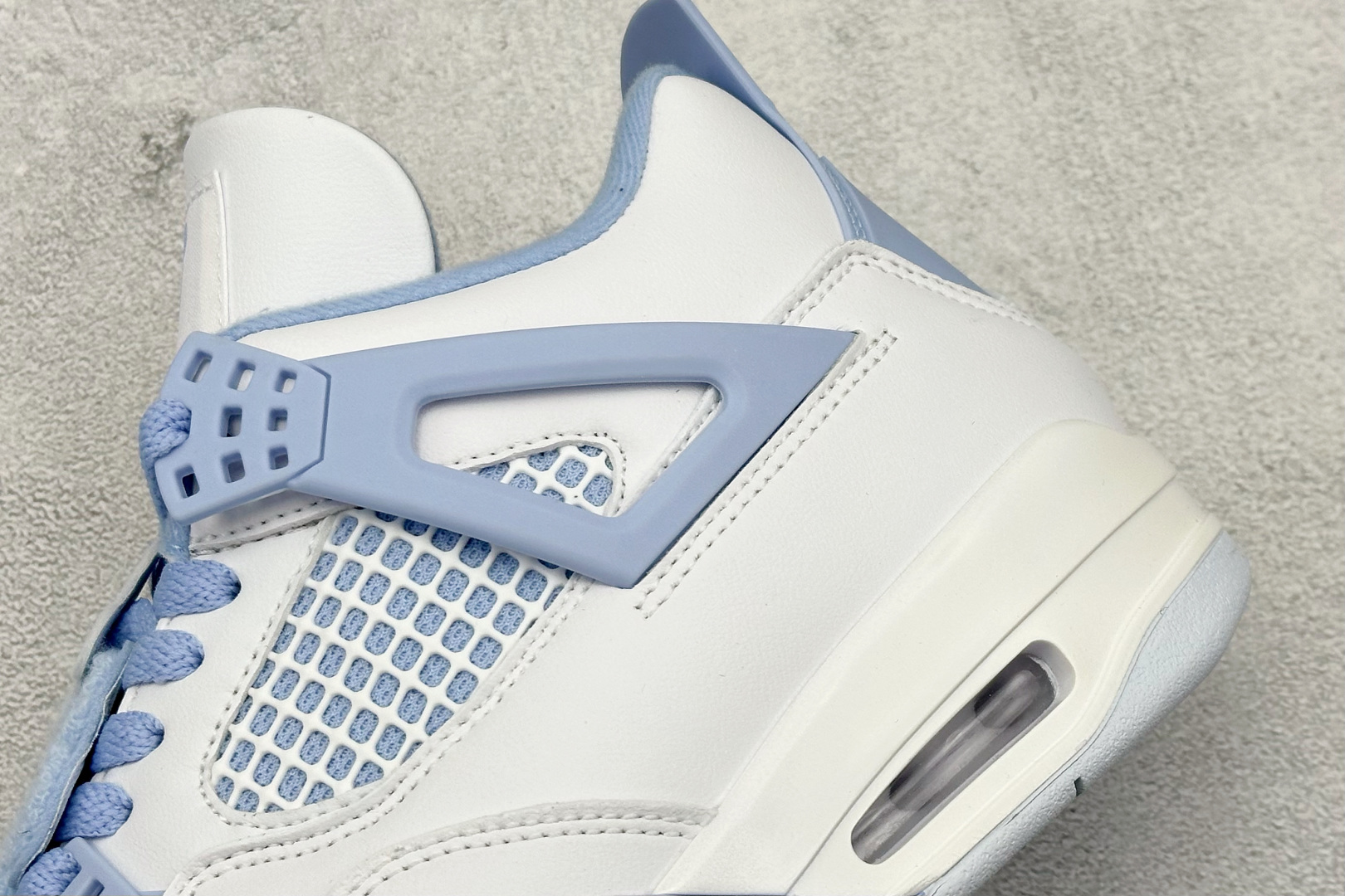  终端放店
F版 Air Jordan AJ4  白冰蓝
全新升级改良 原鞋原楦原纸板同源开发 完美呈现