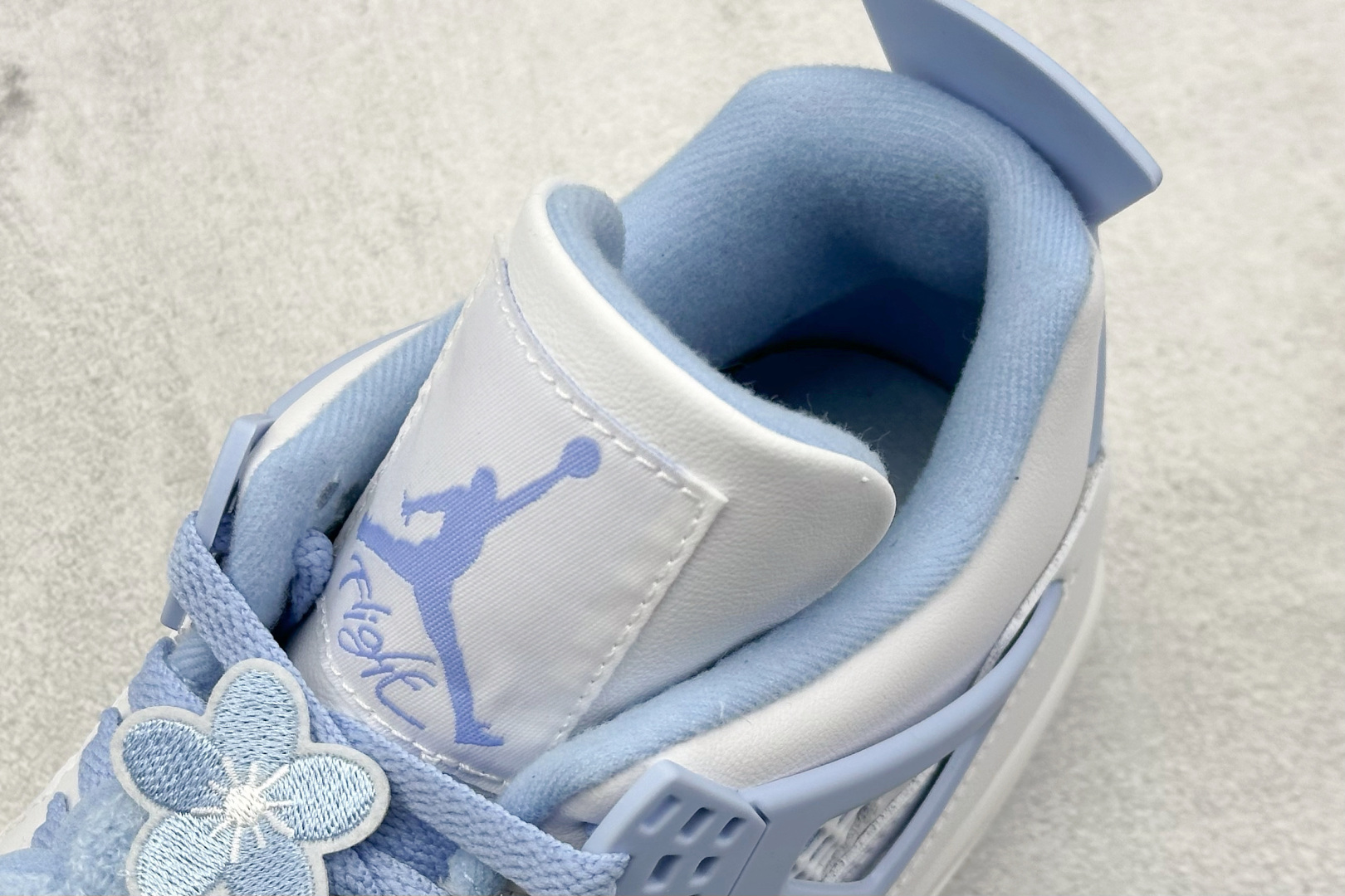  终端放店
F版 Air Jordan AJ4  白冰蓝
全新升级改良 原鞋原楦原纸板同源开发 完美呈现