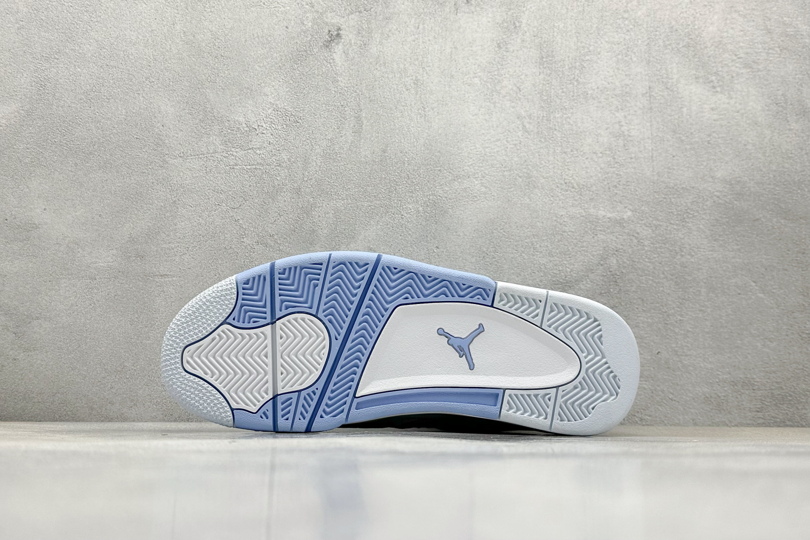  终端放店
F版 Air Jordan AJ4  白冰蓝
全新升级改良 原鞋原楦原纸板同源开发 完美呈现