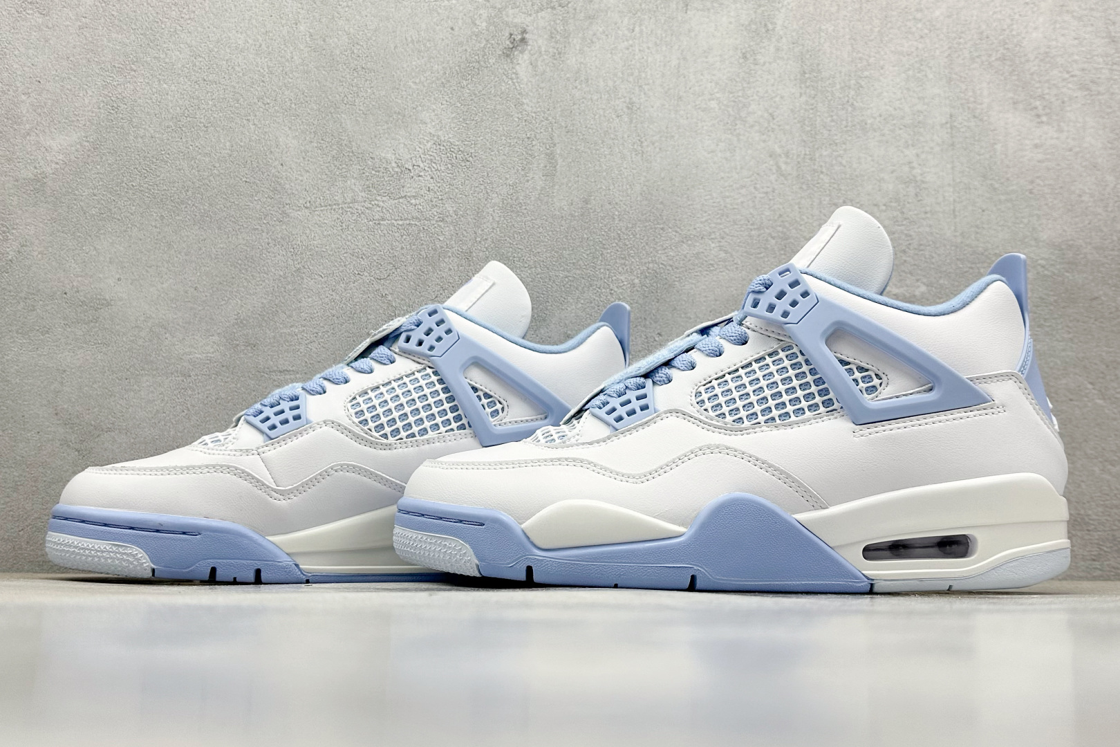  终端放店
F版 Air Jordan AJ4  白冰蓝
全新升级改良 原鞋原楦原纸板同源开发 完美呈现