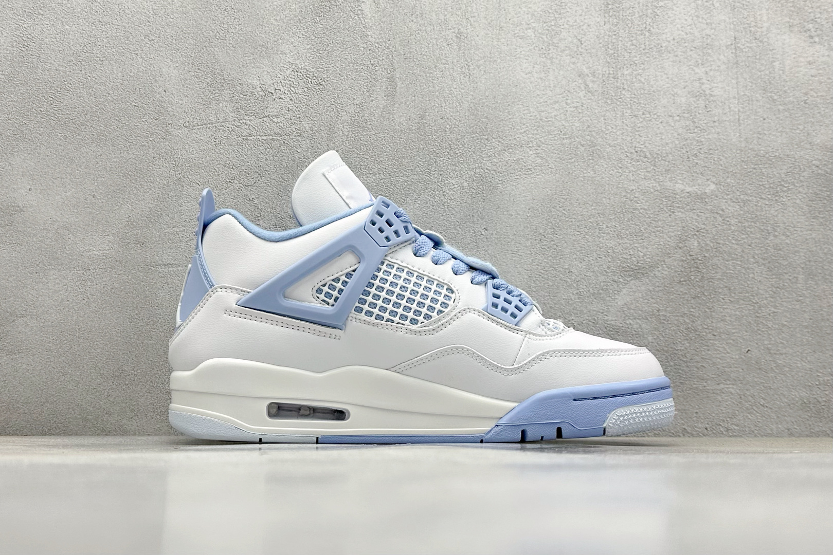  终端放店
F版 Air Jordan AJ4  白冰蓝
全新升级改良 原鞋原楦原纸板同源开发 完美呈现