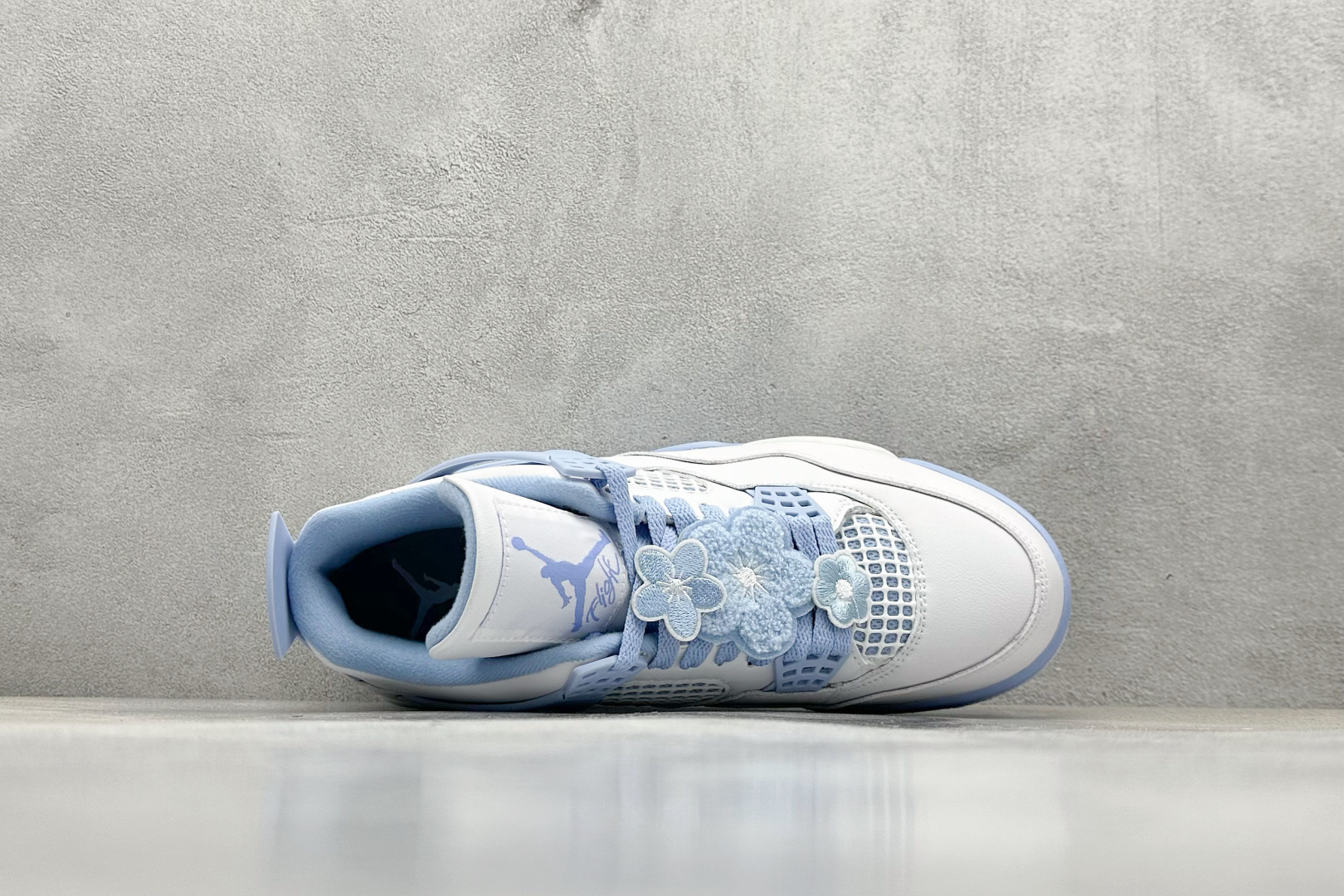  终端放店
F版 Air Jordan AJ4  白冰蓝
全新升级改良 原鞋原楦原纸板同源开发 完美呈现
