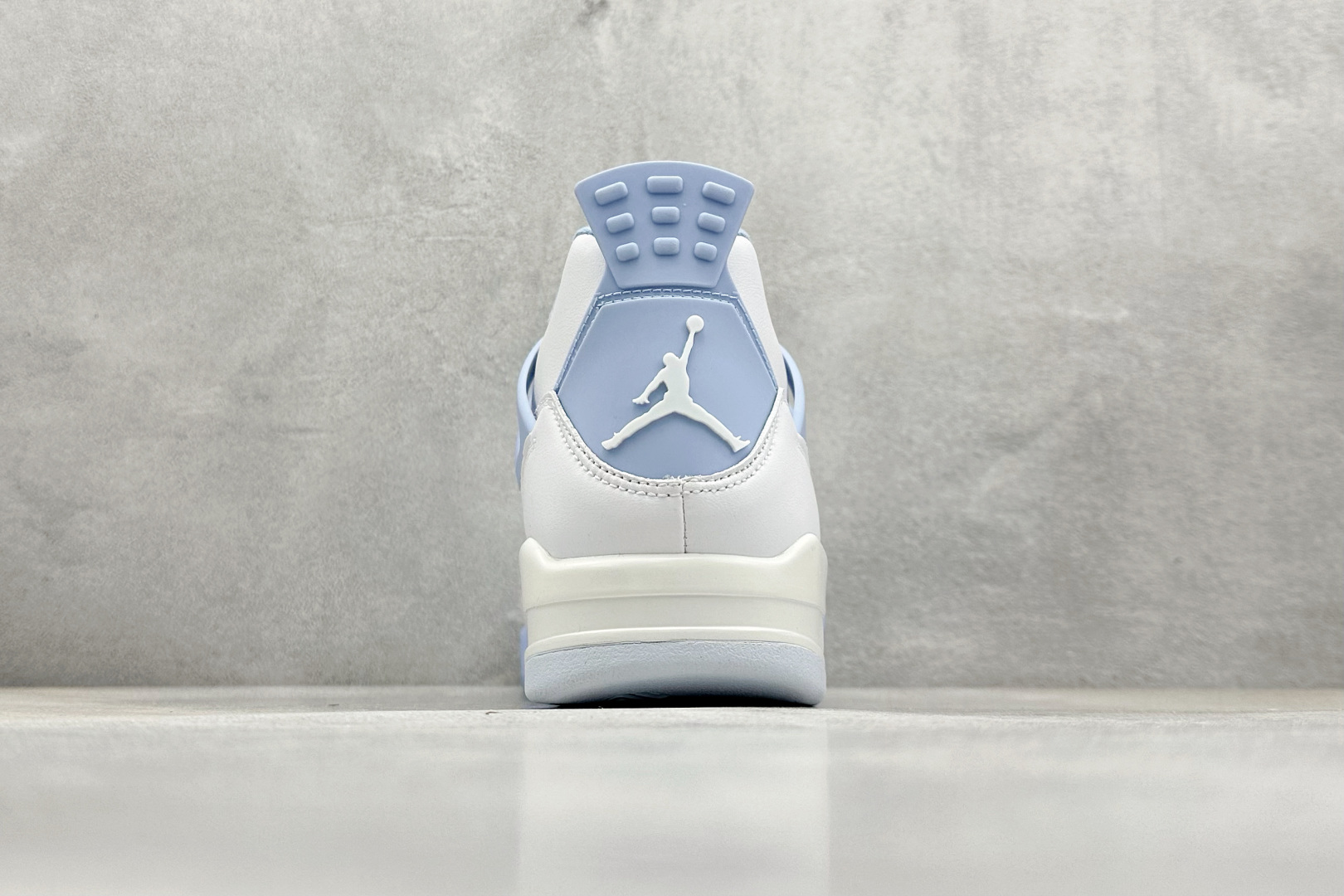  终端放店
F版 Air Jordan AJ4  白冰蓝
全新升级改良 原鞋原楦原纸板同源开发 完美呈现