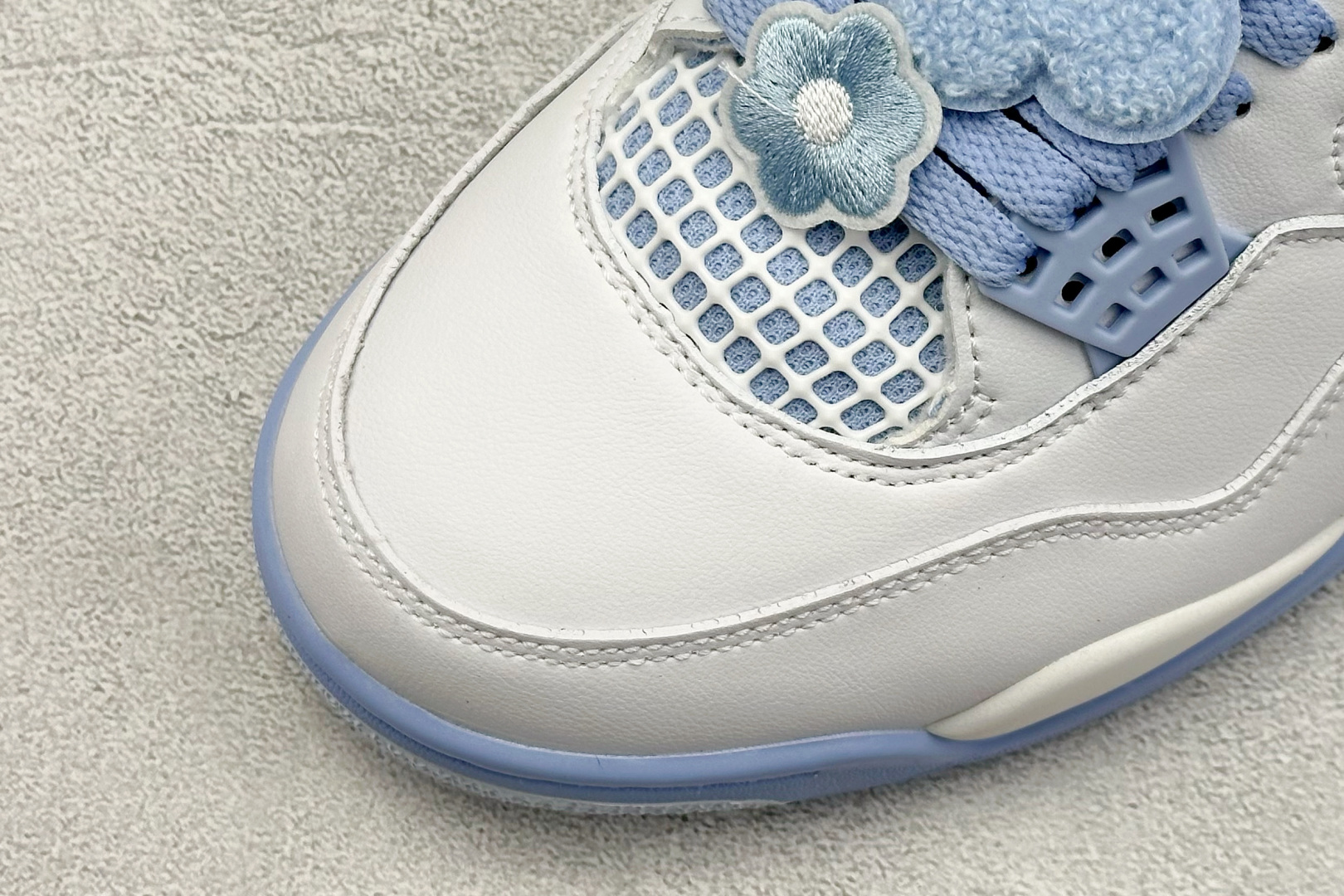  终端放店
F版 Air Jordan AJ4  白冰蓝
全新升级改良 原鞋原楦原纸板同源开发 完美呈现