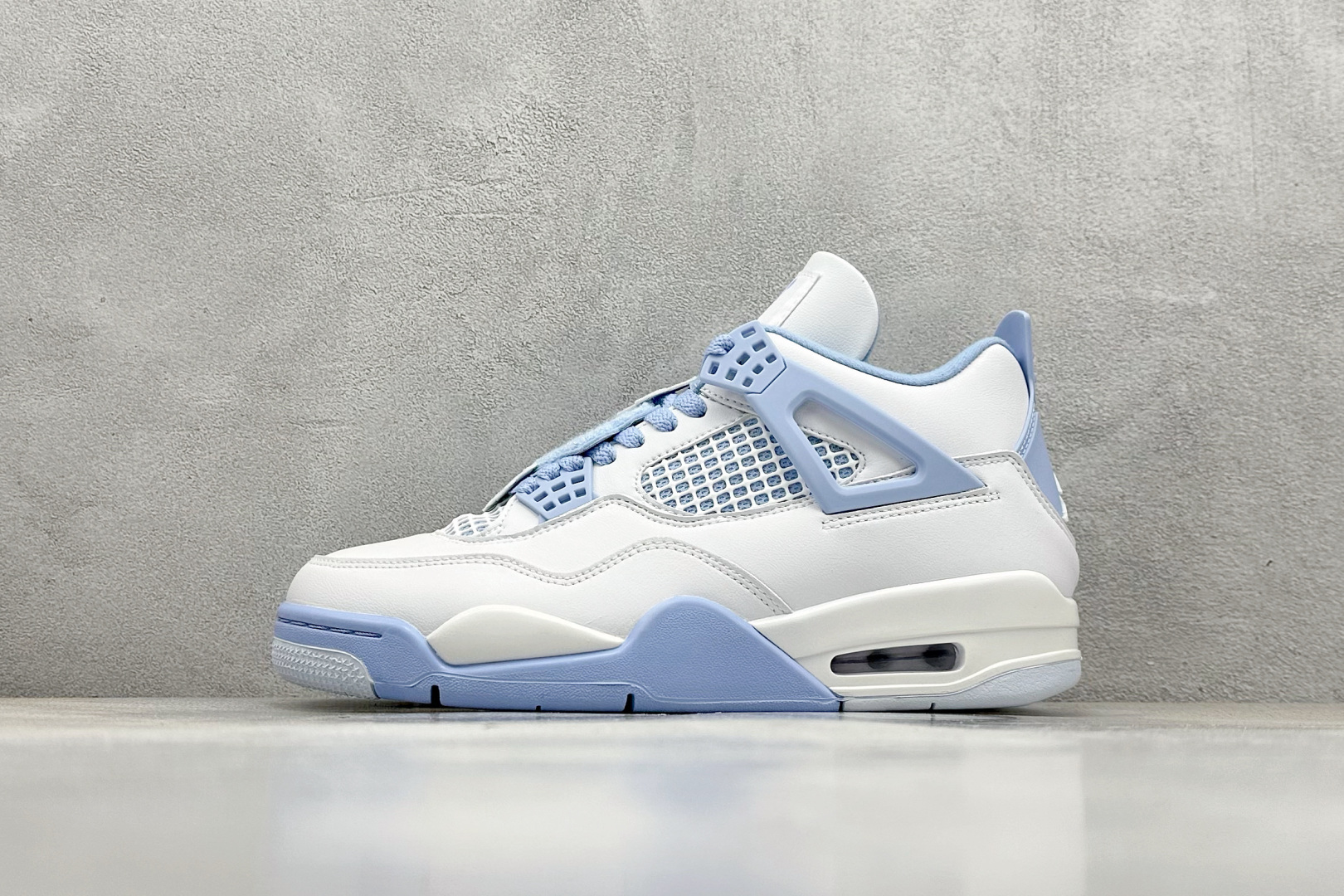  终端放店
F版 Air Jordan AJ4  白冰蓝
全新升级改良 原鞋原楦原纸板同源开发 完美呈现