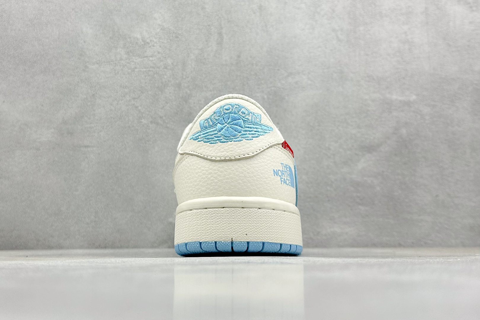 福利特价 终端放店
XC版 Air Jordan 1 倒钩北面联名
性价比天花板 尝鲜先行版 
定制鞋盒