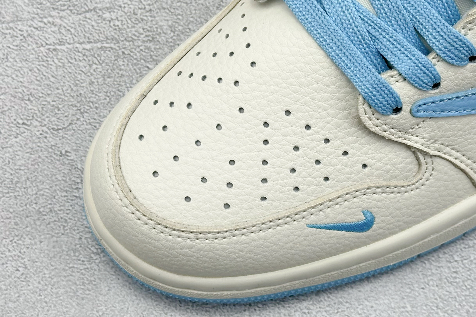 福利特价 终端放店
XC版 Air Jordan 1 倒钩北面联名
性价比天花板 尝鲜先行版 
定制鞋盒