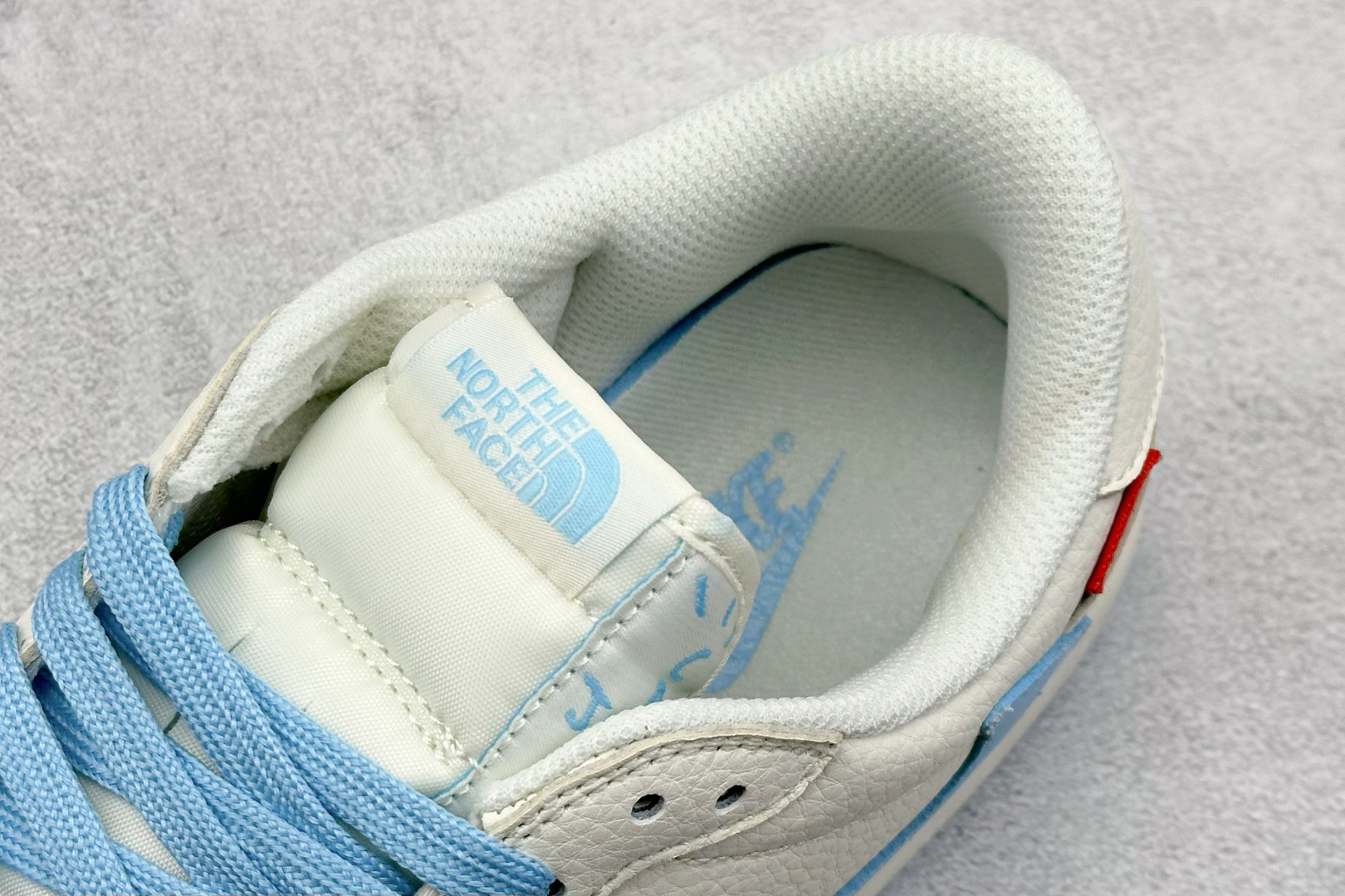福利特价 终端放店
XC版 Air Jordan 1 倒钩北面联名
性价比天花板 尝鲜先行版 
定制鞋盒
