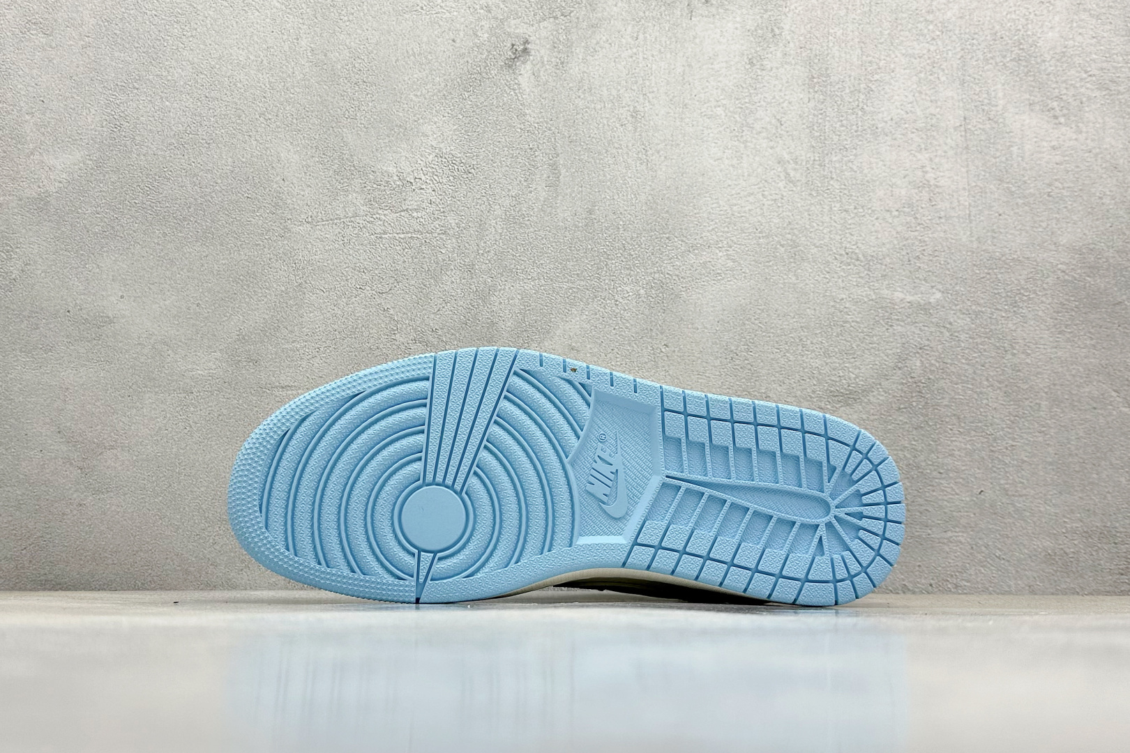 福利特价 终端放店
XC版 Air Jordan 1 倒钩北面联名
性价比天花板 尝鲜先行版 
定制鞋盒