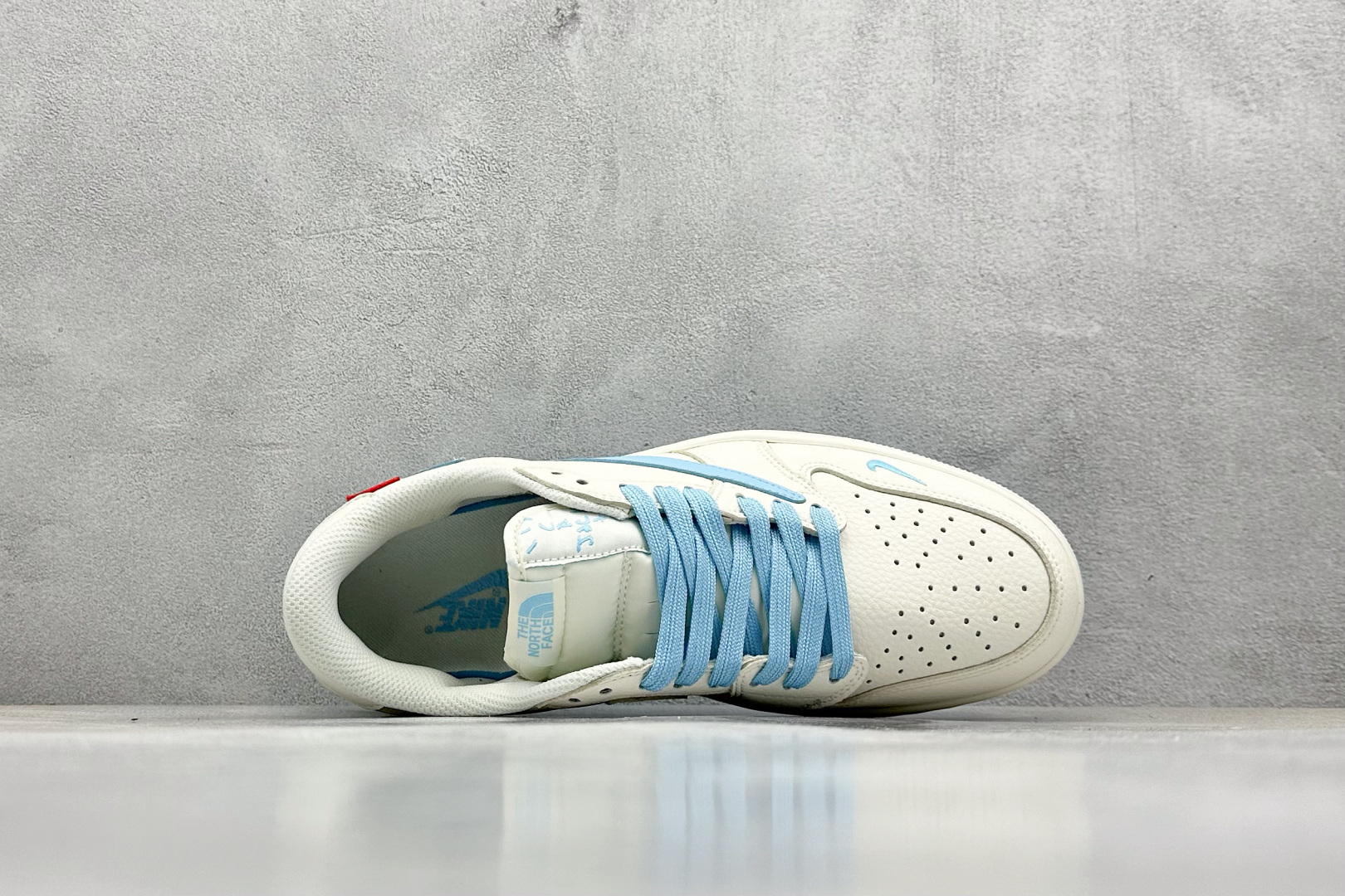 福利特价 终端放店
XC版 Air Jordan 1 倒钩北面联名
性价比天花板 尝鲜先行版 
定制鞋盒
