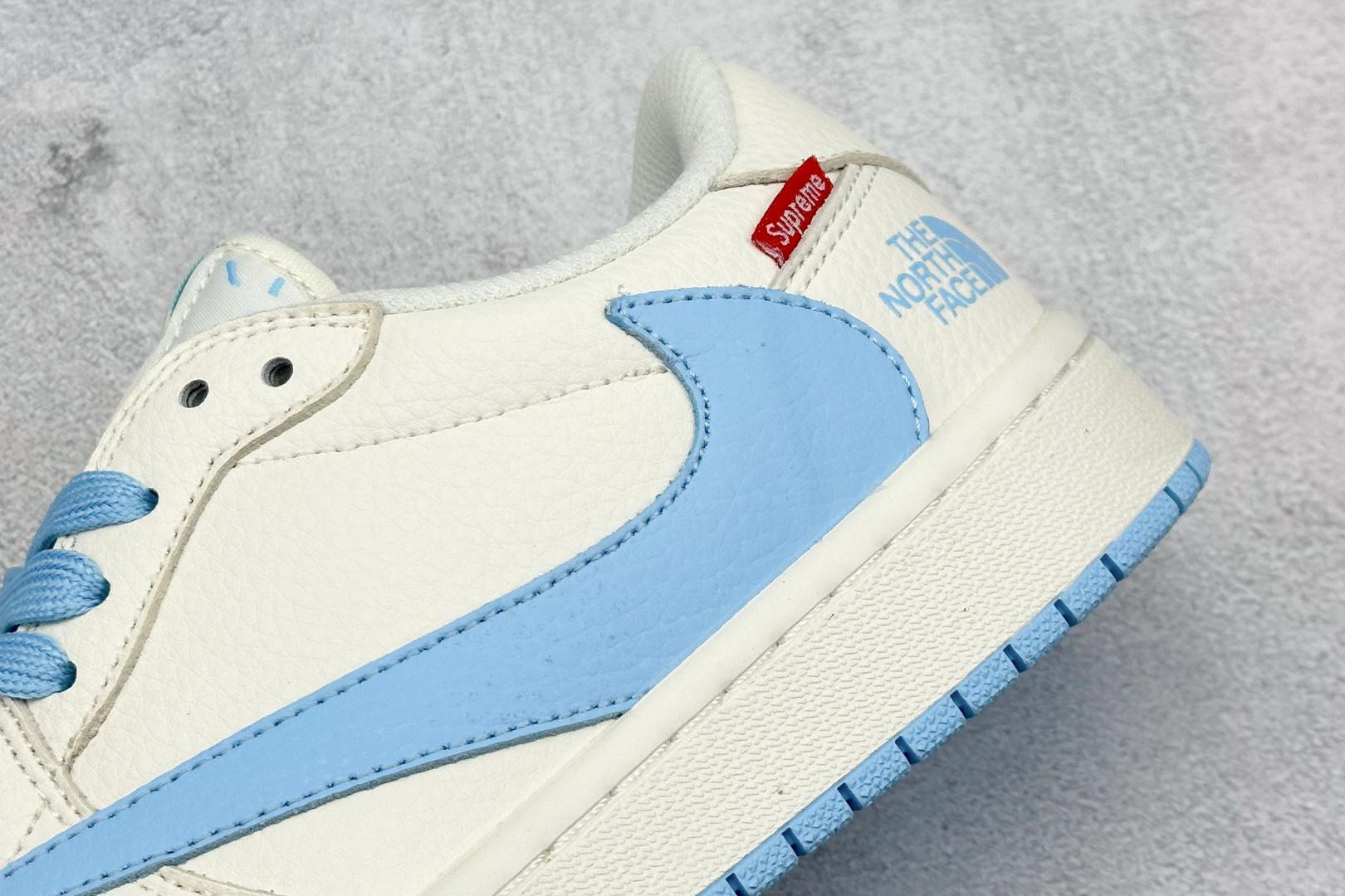 福利特价 终端放店
XC版 Air Jordan 1 倒钩北面联名
性价比天花板 尝鲜先行版 
定制鞋盒
