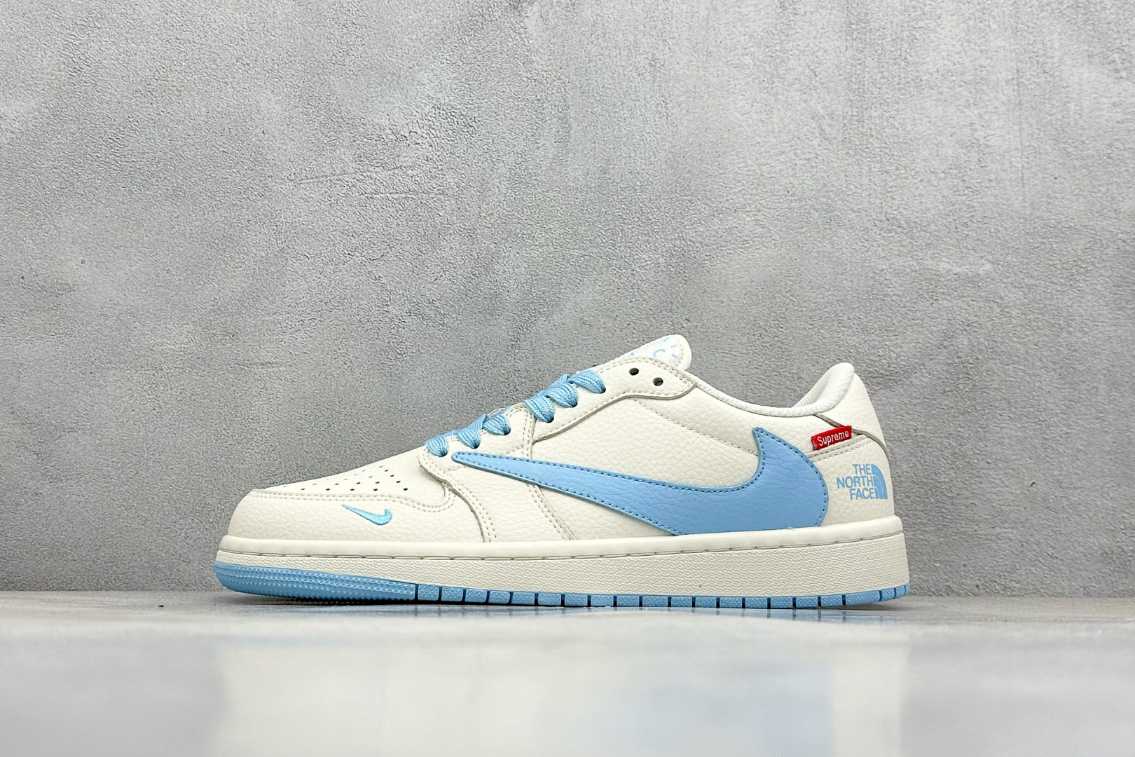 福利特价 终端放店
XC版 Air Jordan 1 倒钩北面联名
性价比天花板 尝鲜先行版 
定制鞋盒